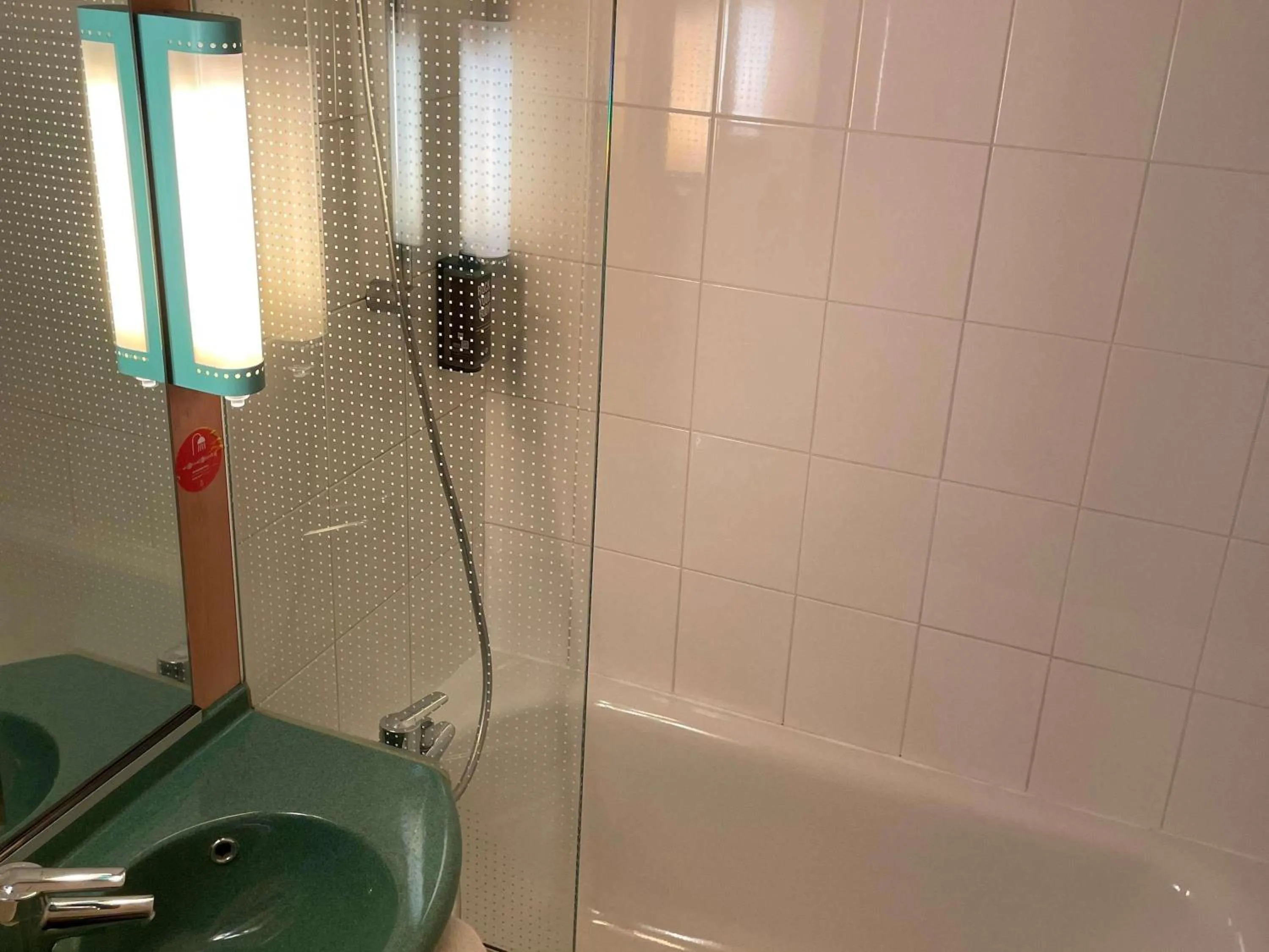 Bedroom in Hotel ibis Narbonne