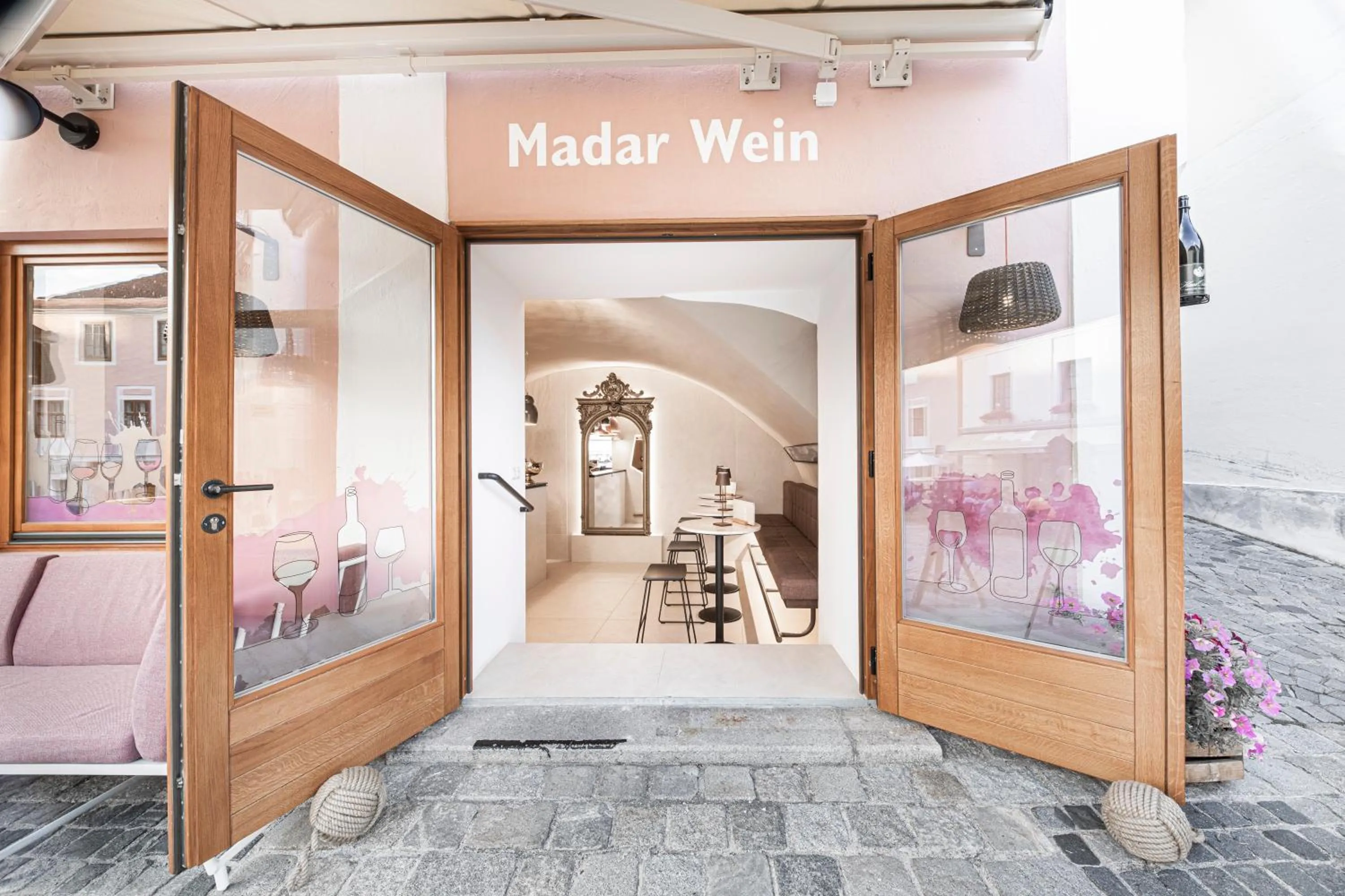 Evening entertainment in Madar Café Restaurant zum Fürsten