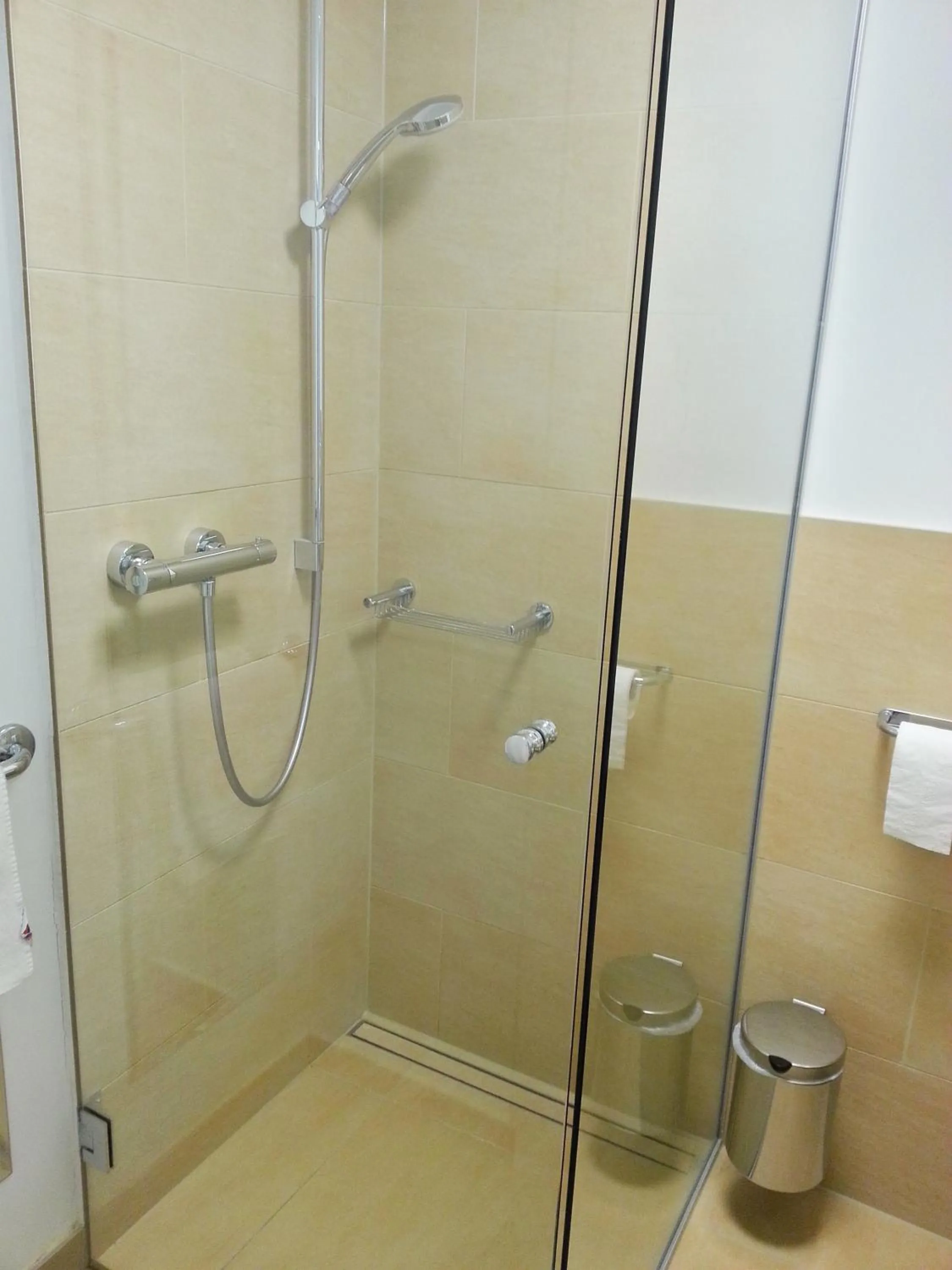 Shower in Madar Café Restaurant zum Fürsten