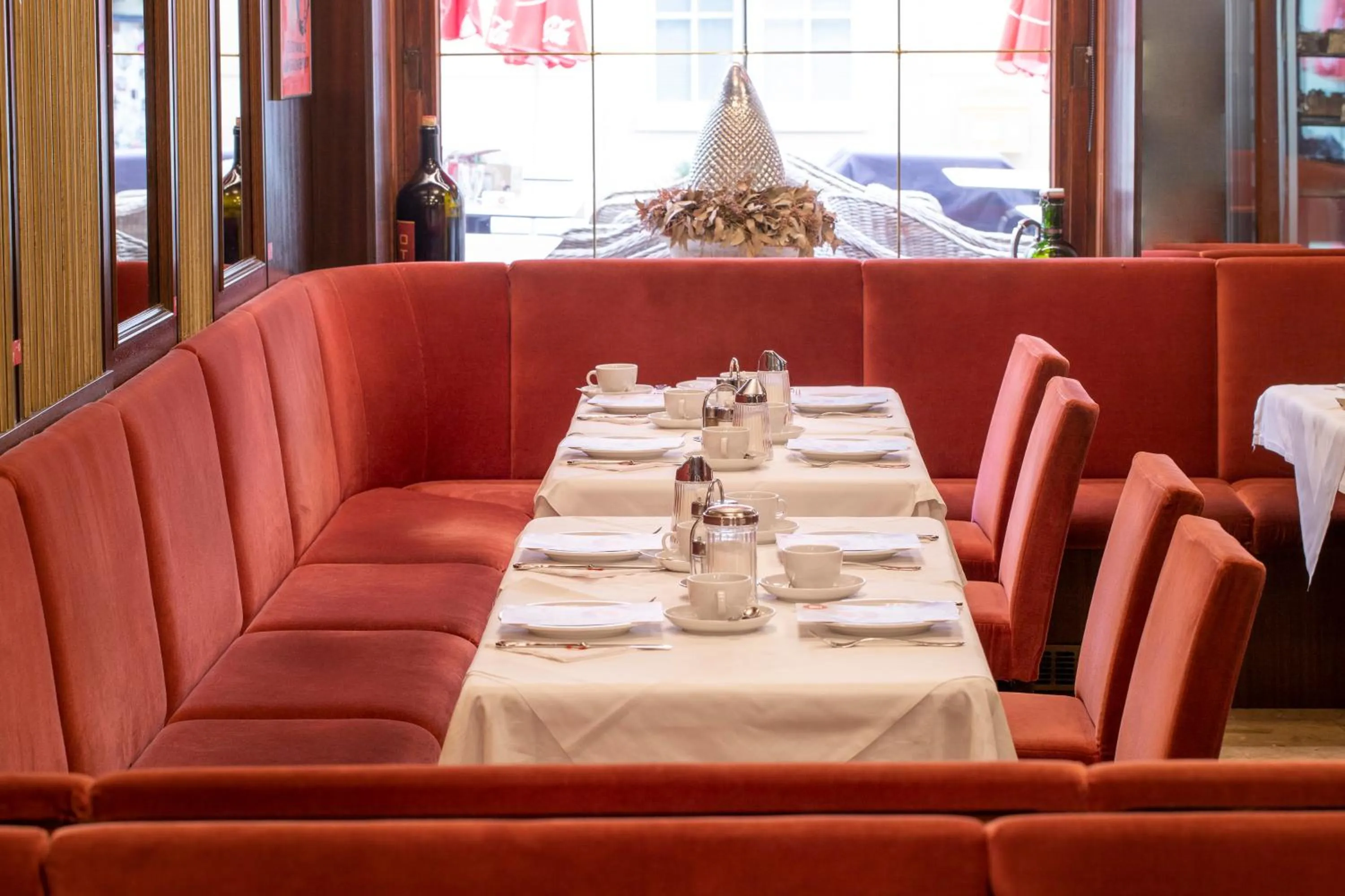 Restaurant/places to eat in Madar Café Restaurant zum Fürsten