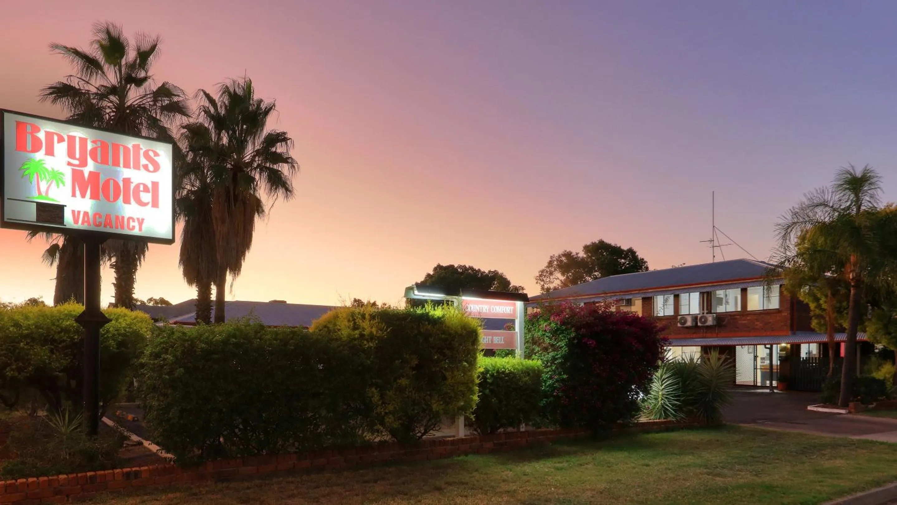 Property building in Bryants Motel Roma