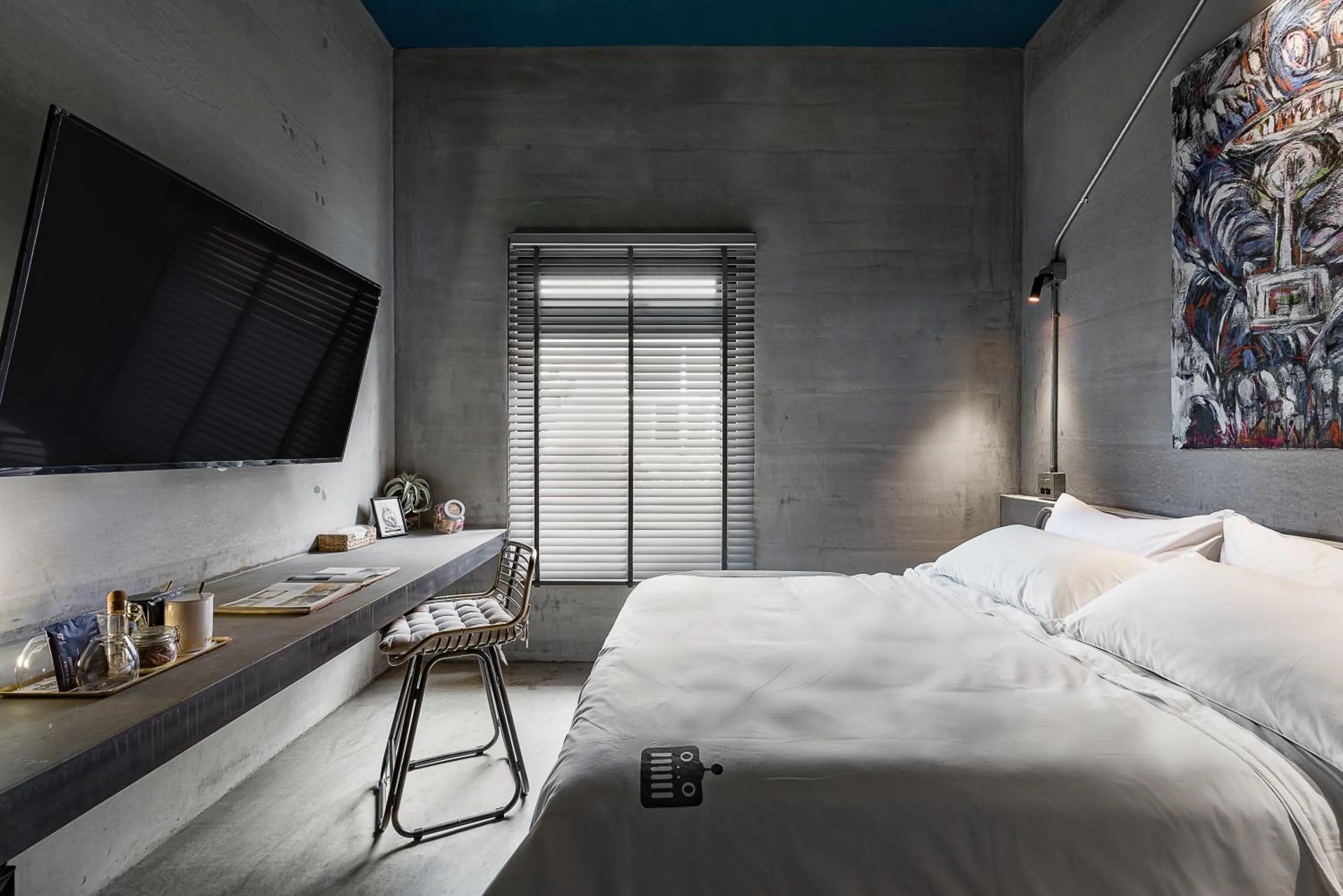 Photo of the whole room, Bed in Loft Inn