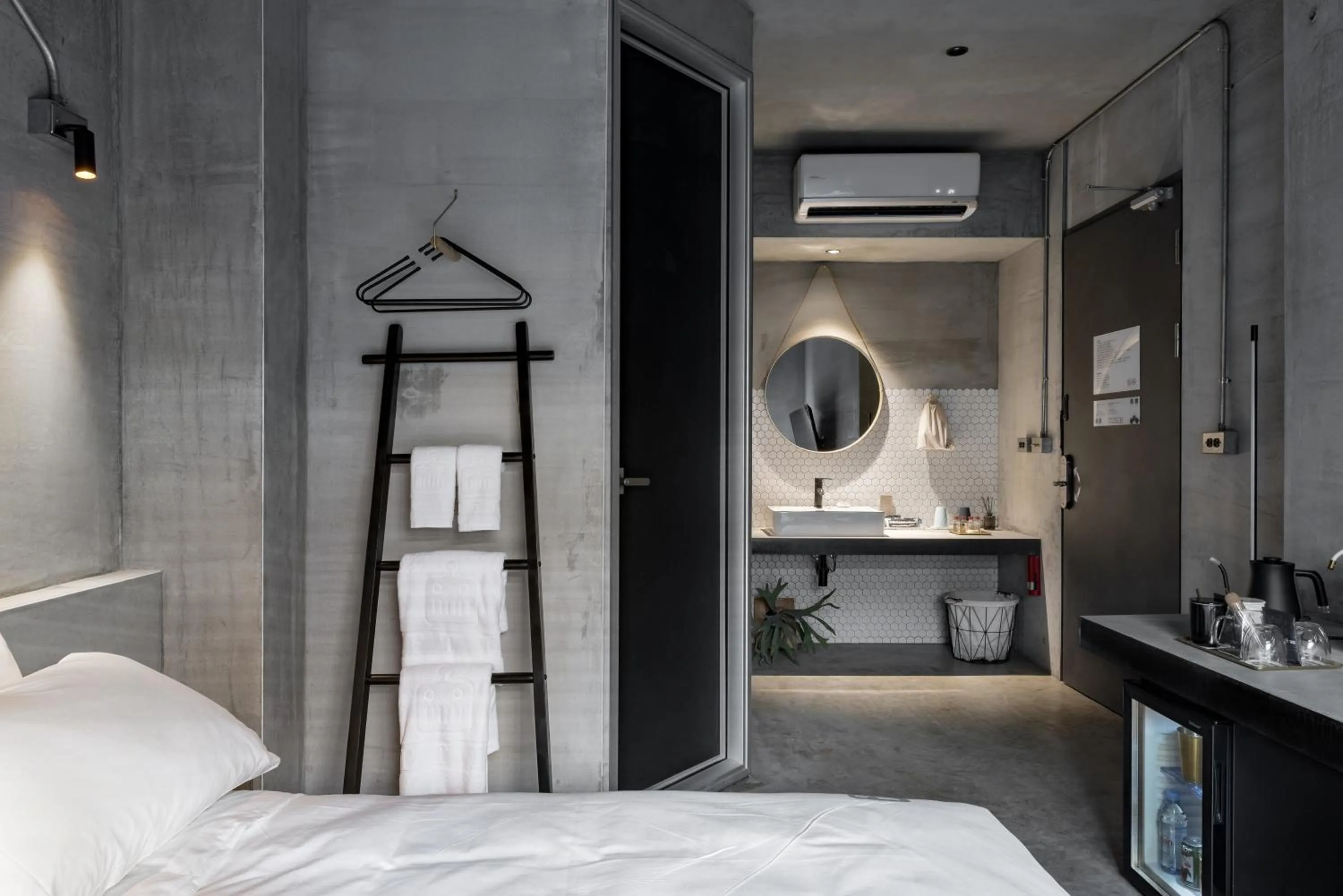 Bathroom, Bed in Loft Inn