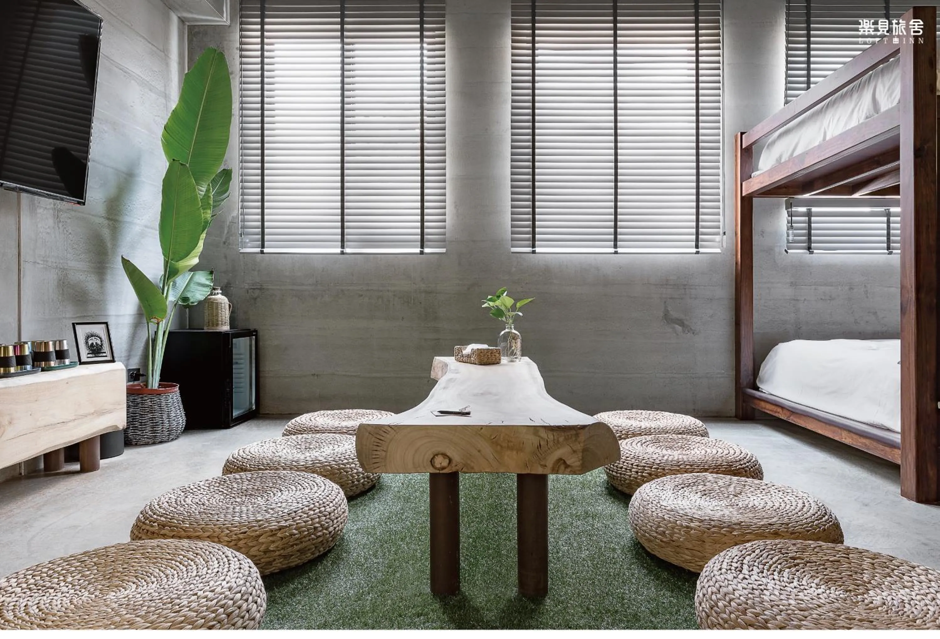 Living room, Bed in Loft Inn