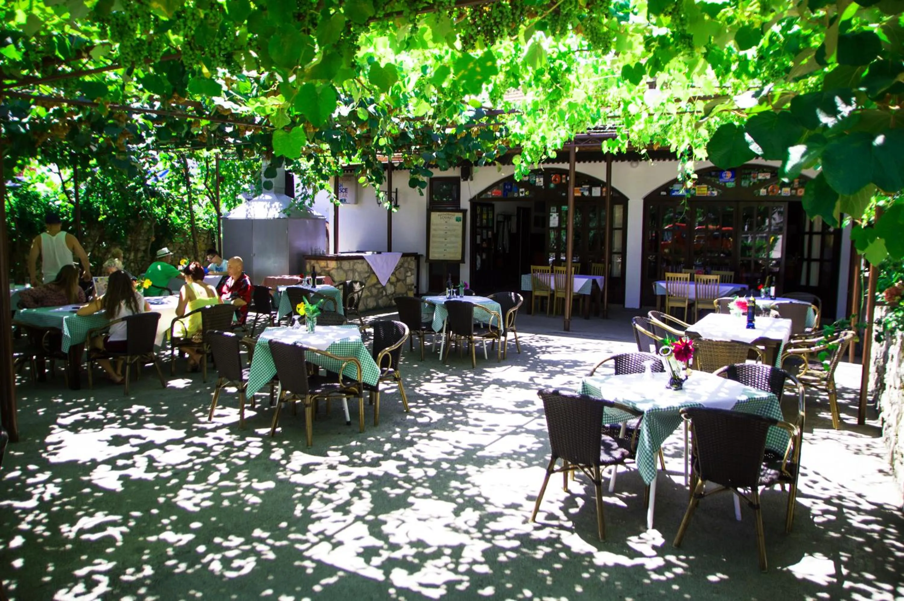 Restaurant/places to eat in B&B Lovac