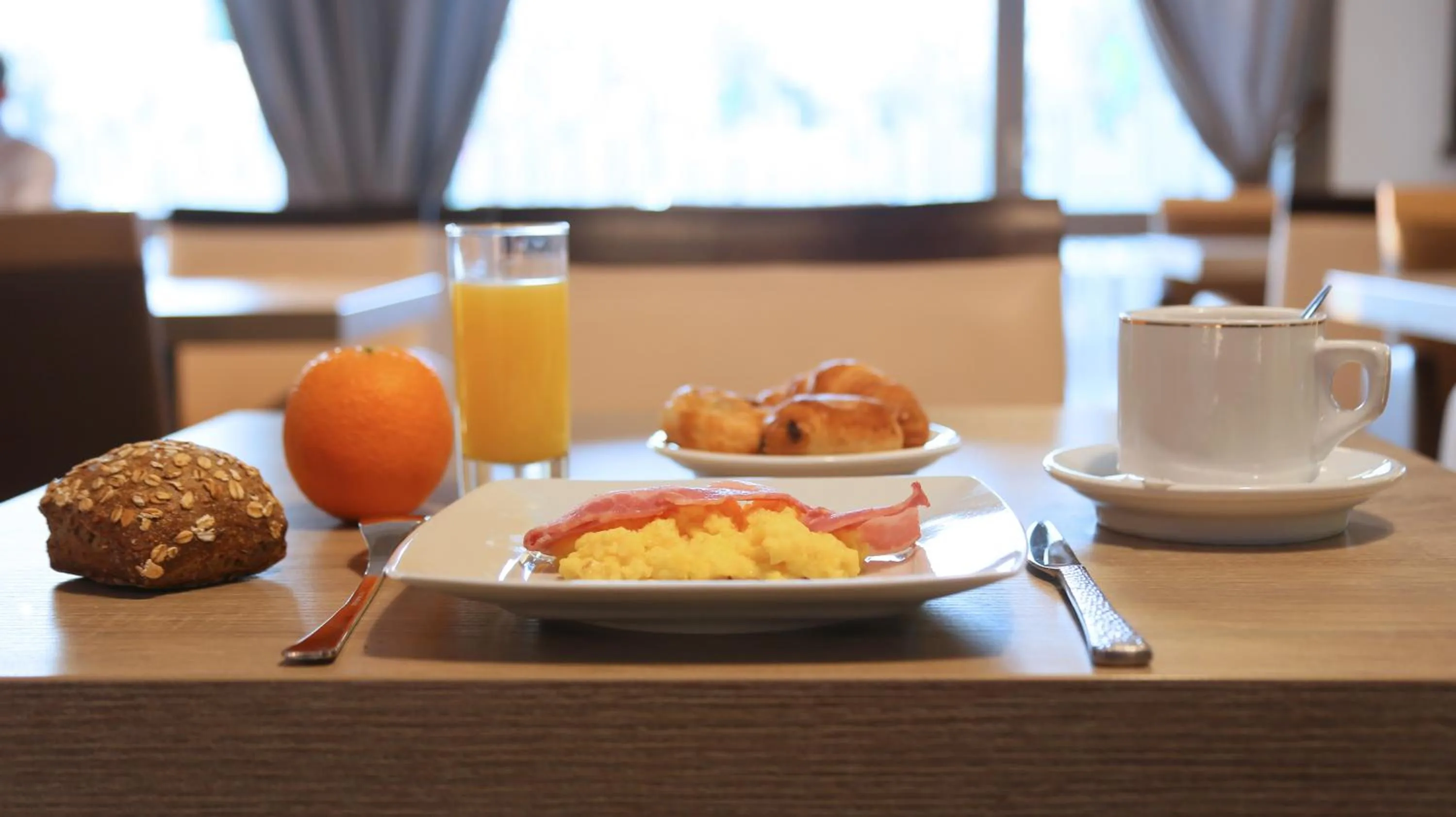 Day in Atoll Hotel Logis Angers, Beaucouzé