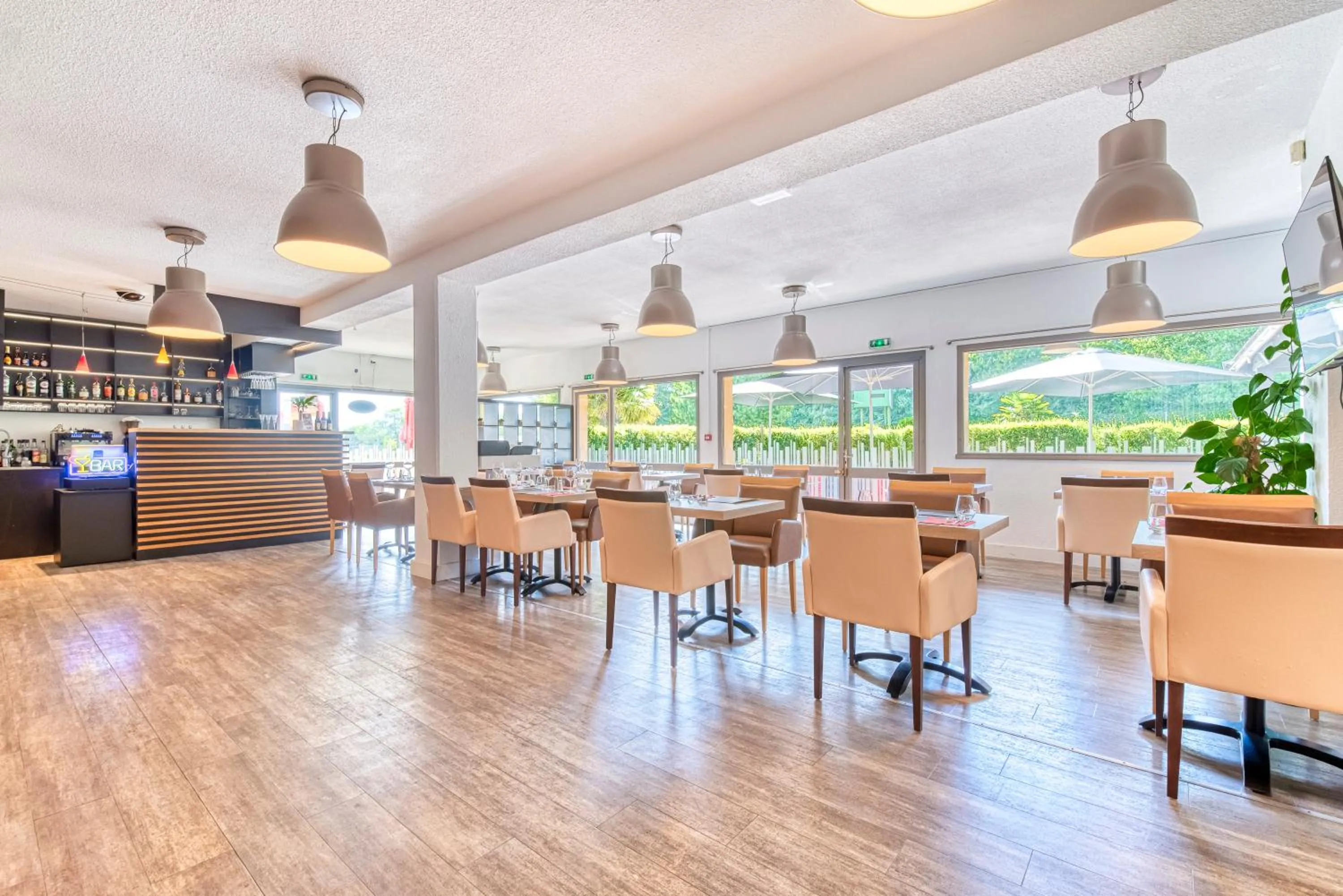 Lounge or bar in Atoll Hotel Logis Angers, Beaucouzé