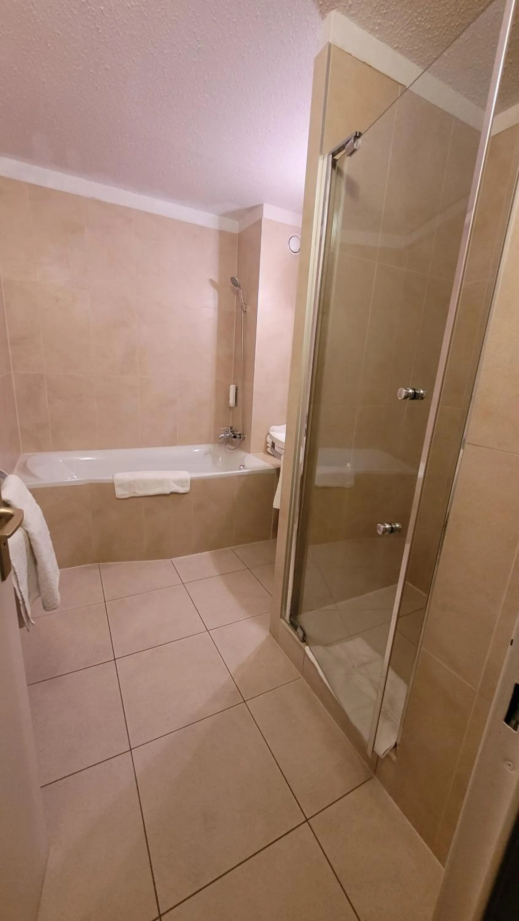 Shower in Enzo Hôtels Diane - Logis Amnéville