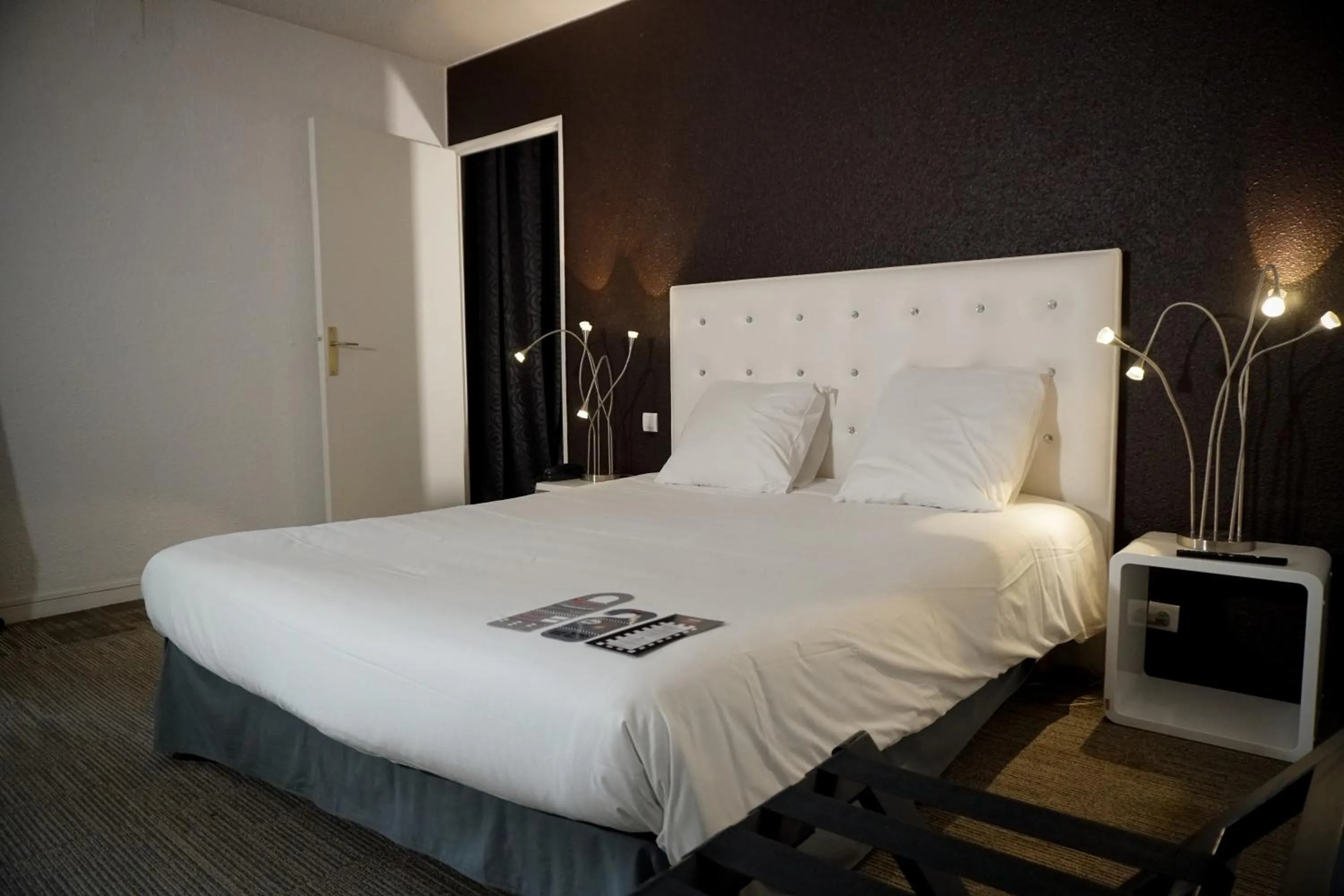 Bed in Enzo Hôtels Diane - Logis Amnéville