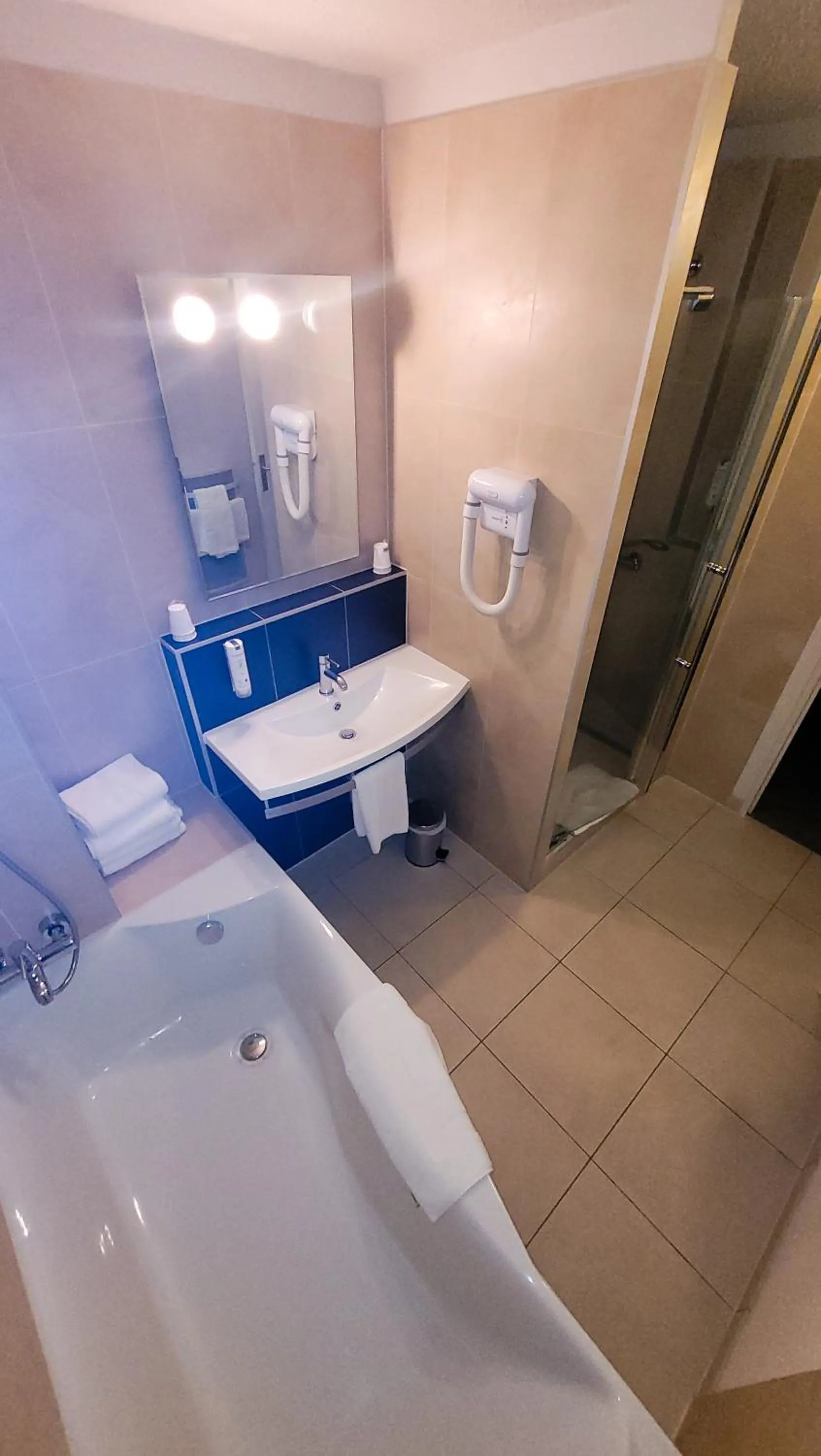 Shower in Enzo Hôtels Diane - Logis Amnéville