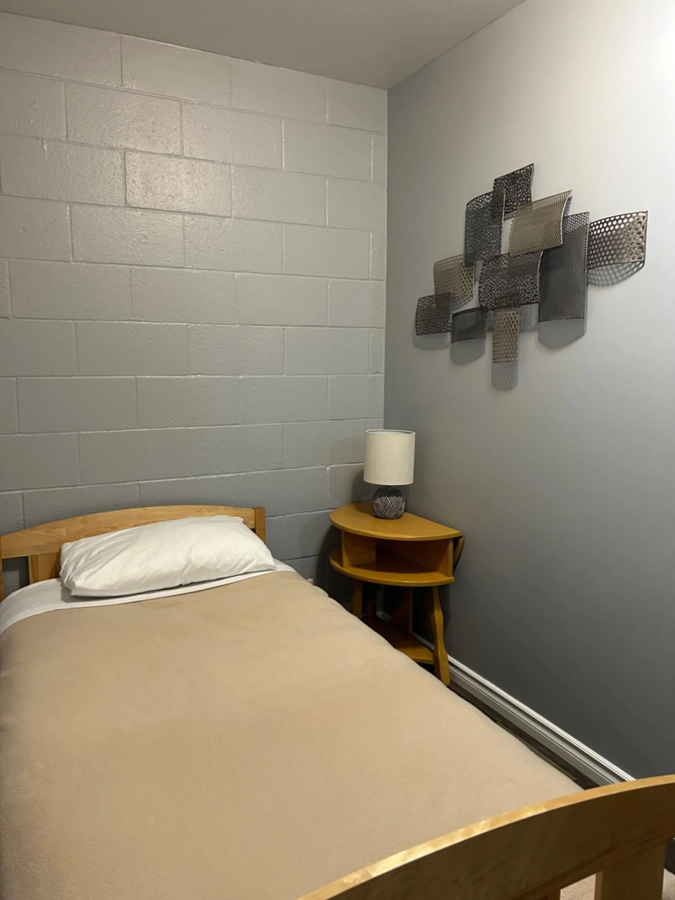 Bed in Arrow Lake Motel