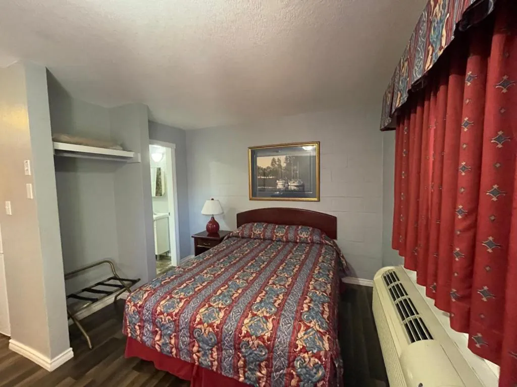 Bed in Arrow Lake Motel