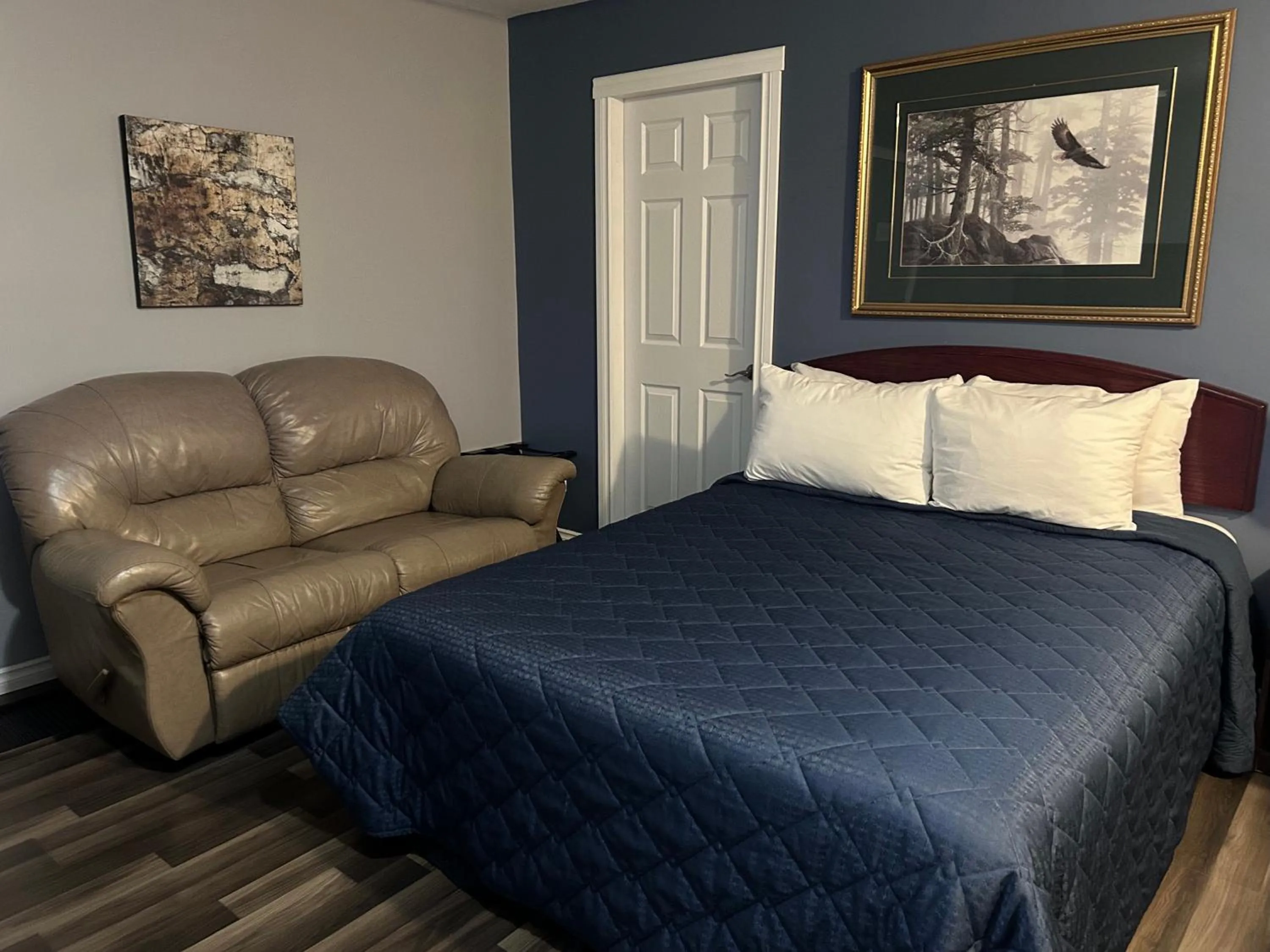 Bed in Arrow Lake Motel