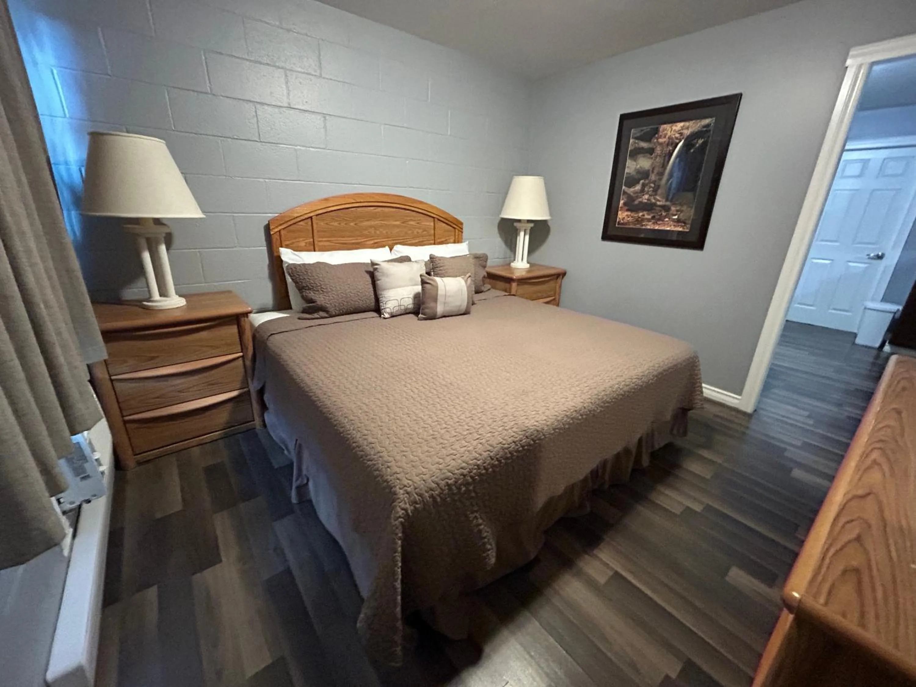 Bed in Arrow Lake Motel