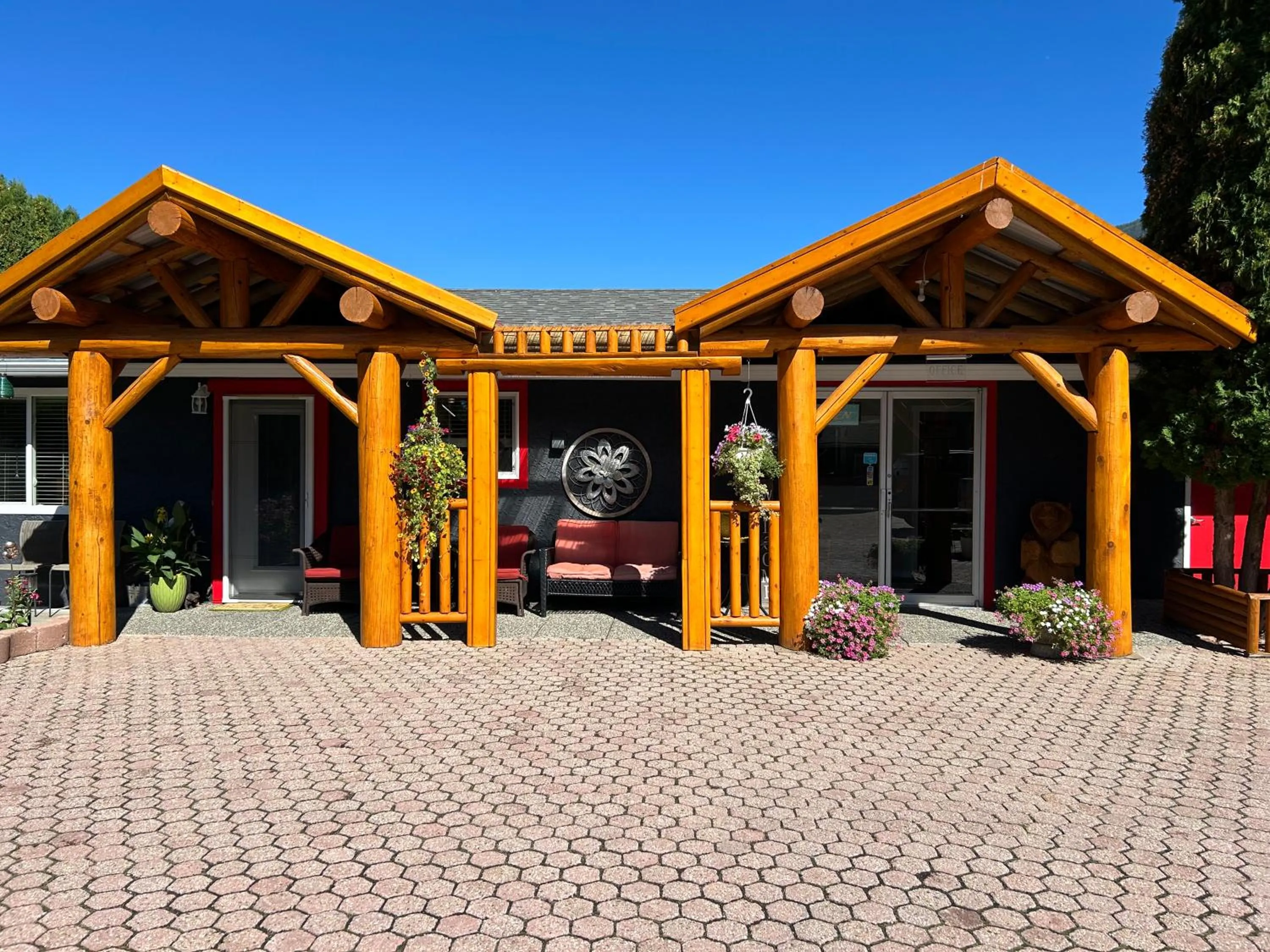 Facade/entrance in Arrow Lake Motel