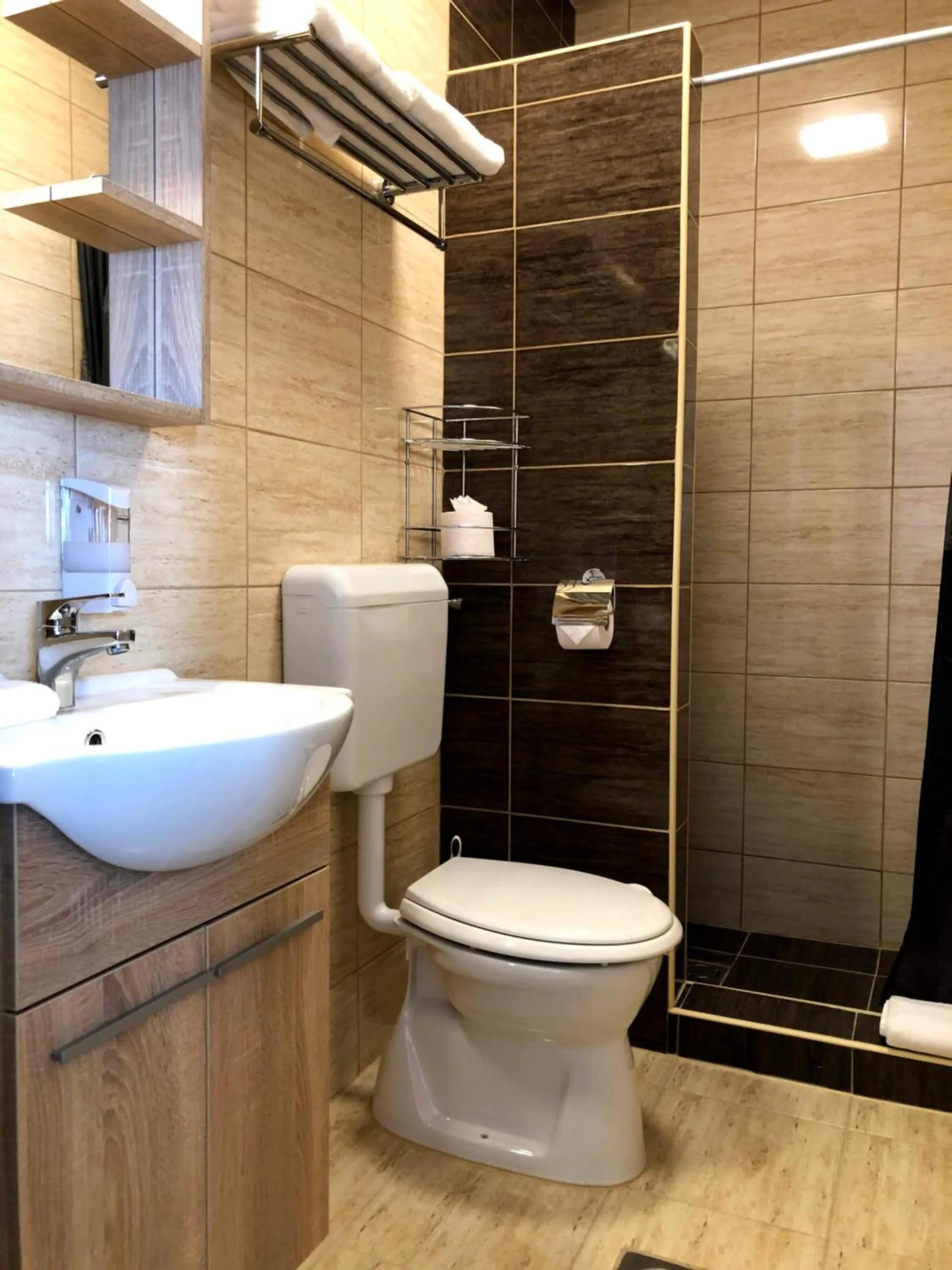 Shower in Katalin Motel & Étterem