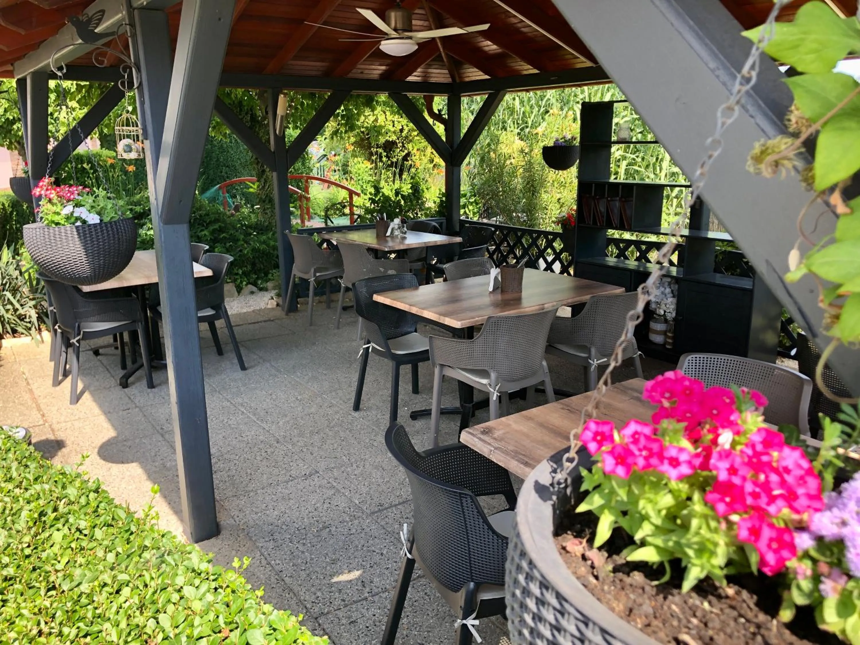Patio in Katalin Motel & Étterem