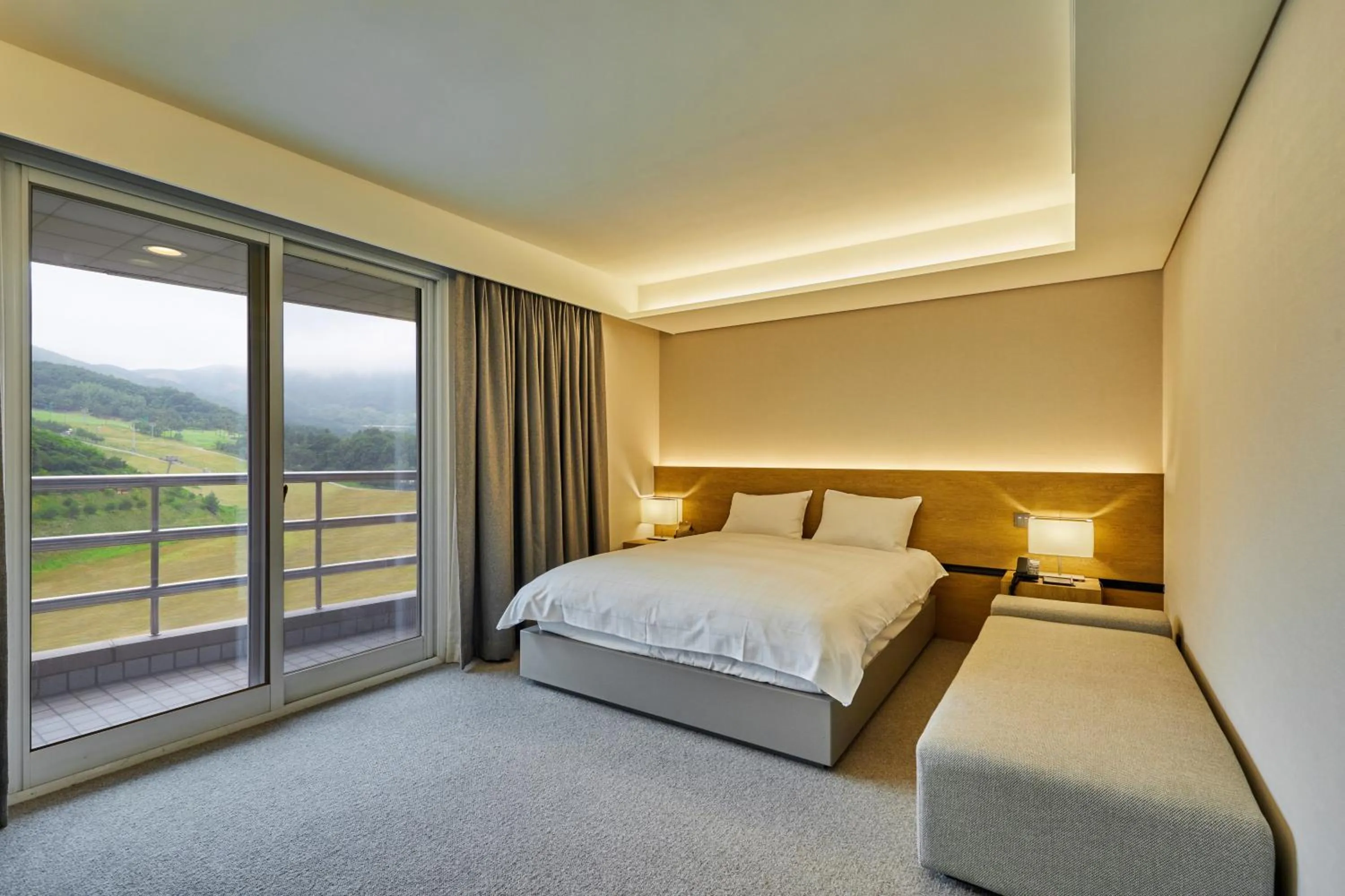 Balcony/Terrace, Bed in Phoenix Hotel Pyeongchang
