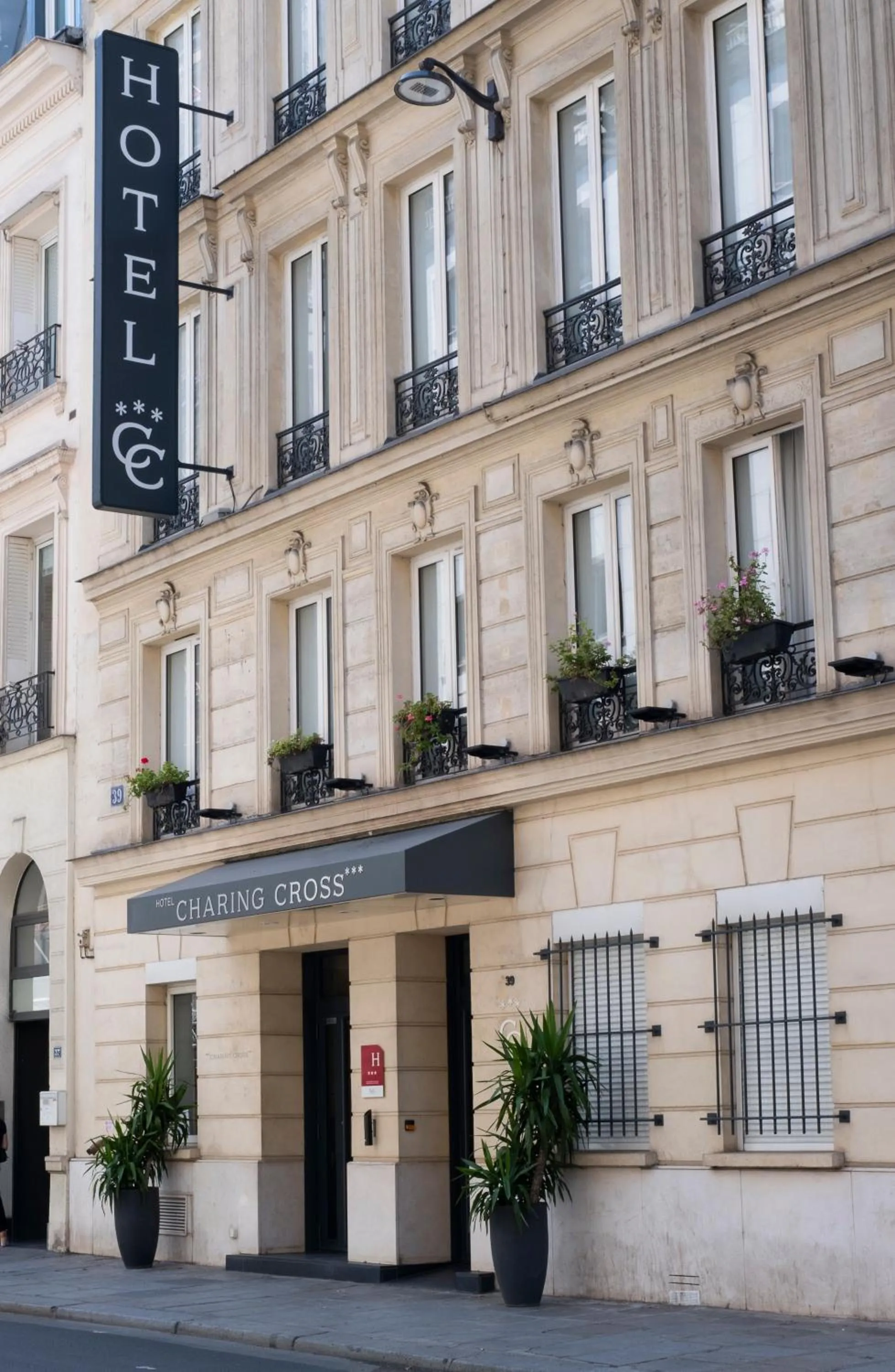 Property building in Hôtel Charing Cross