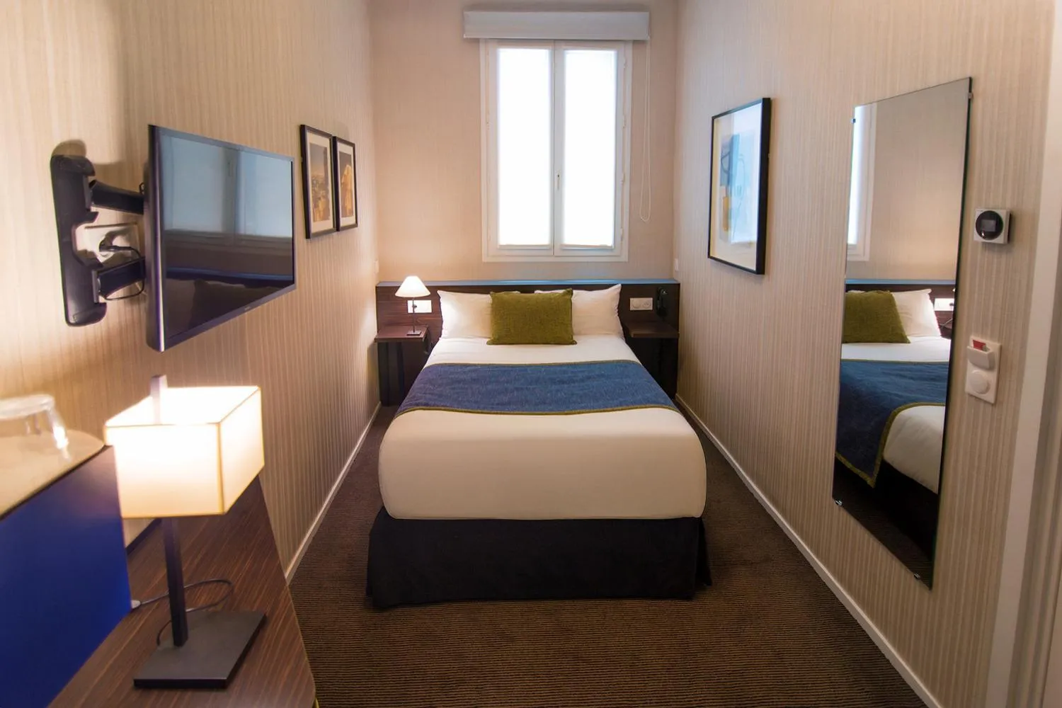 Property building, Bed in Hôtel Charing Cross