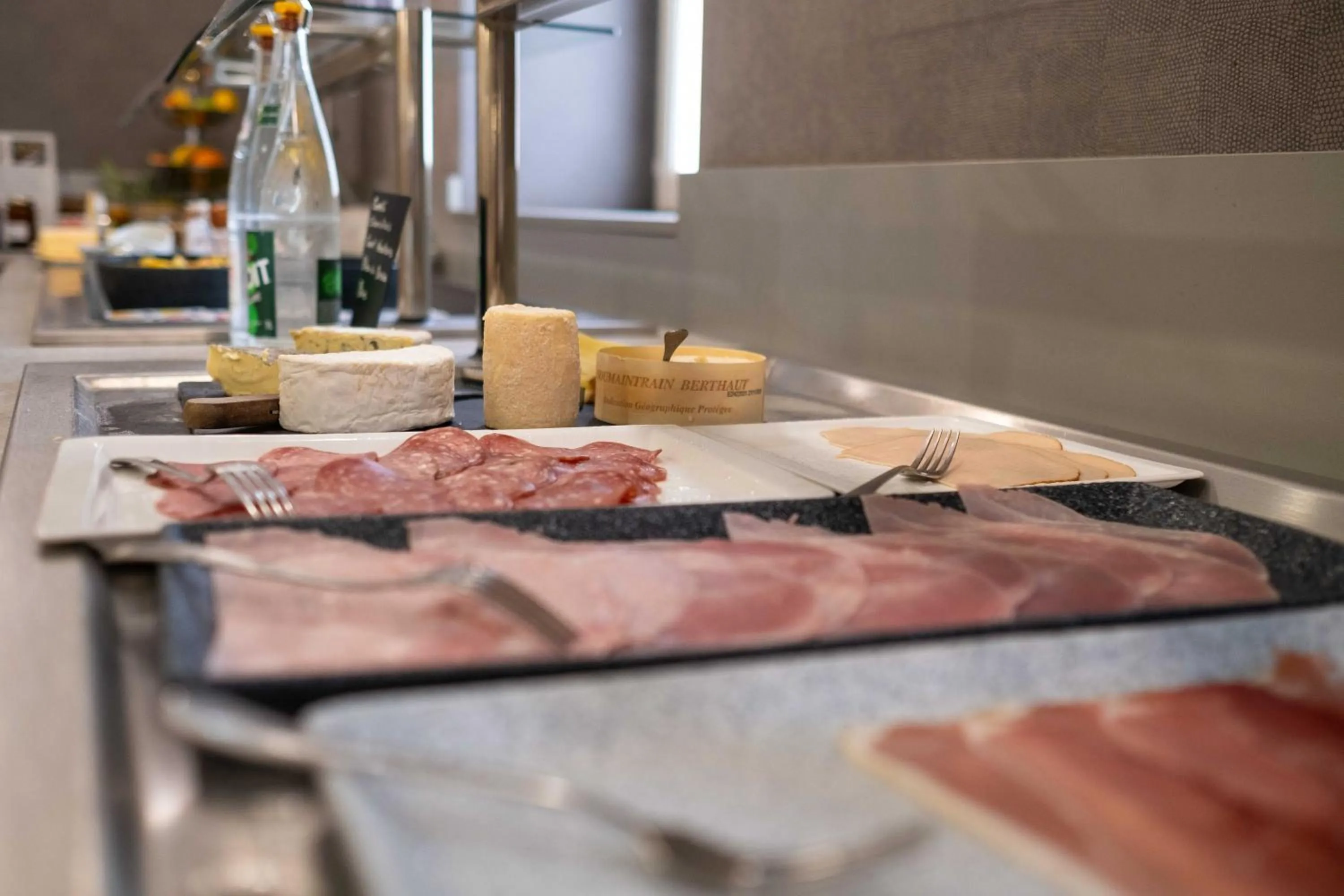 Breakfast in LOGIS Hôtel de Bourgogne - Mâcon