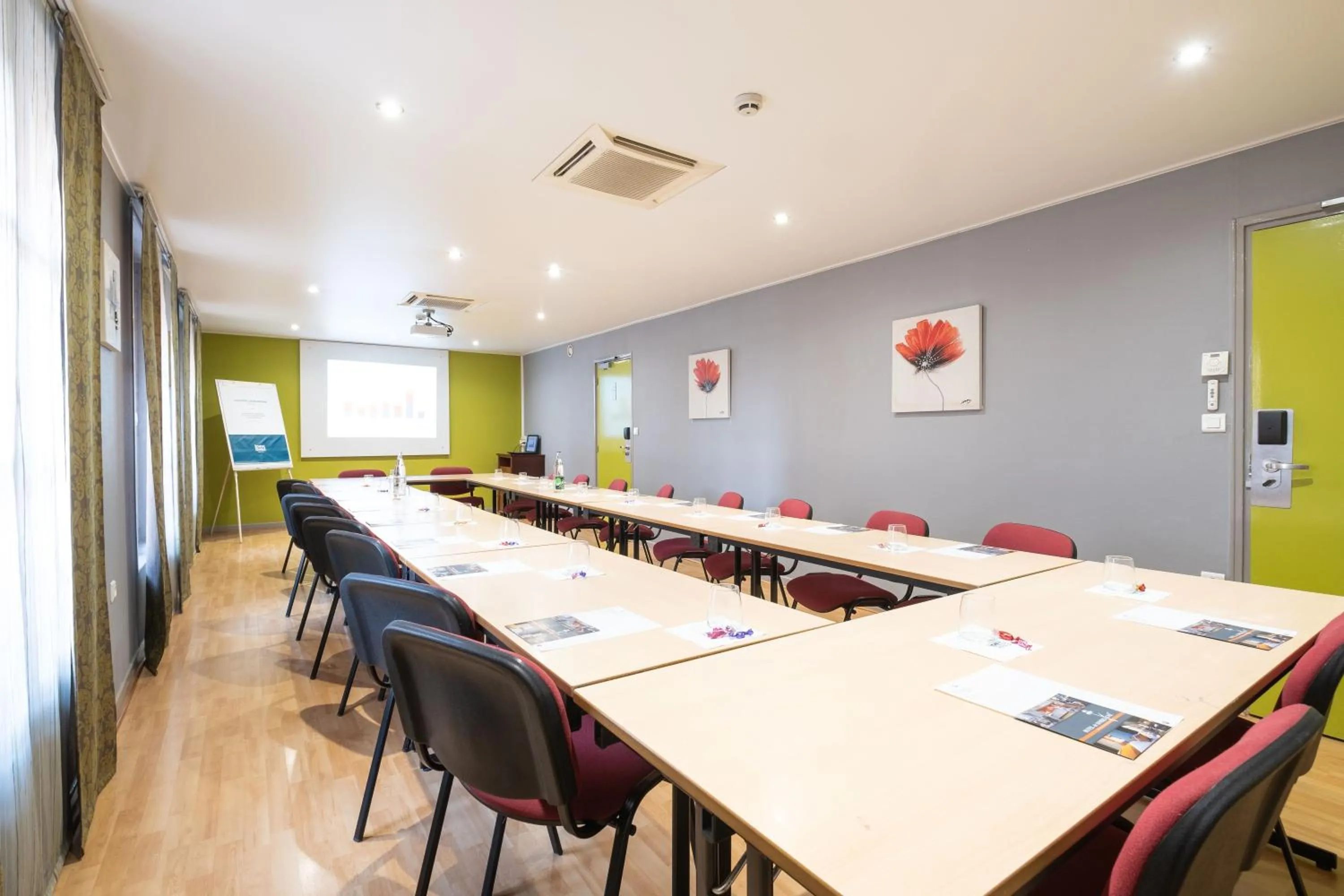 Meeting/conference room in LOGIS Hôtel de Bourgogne - Mâcon
