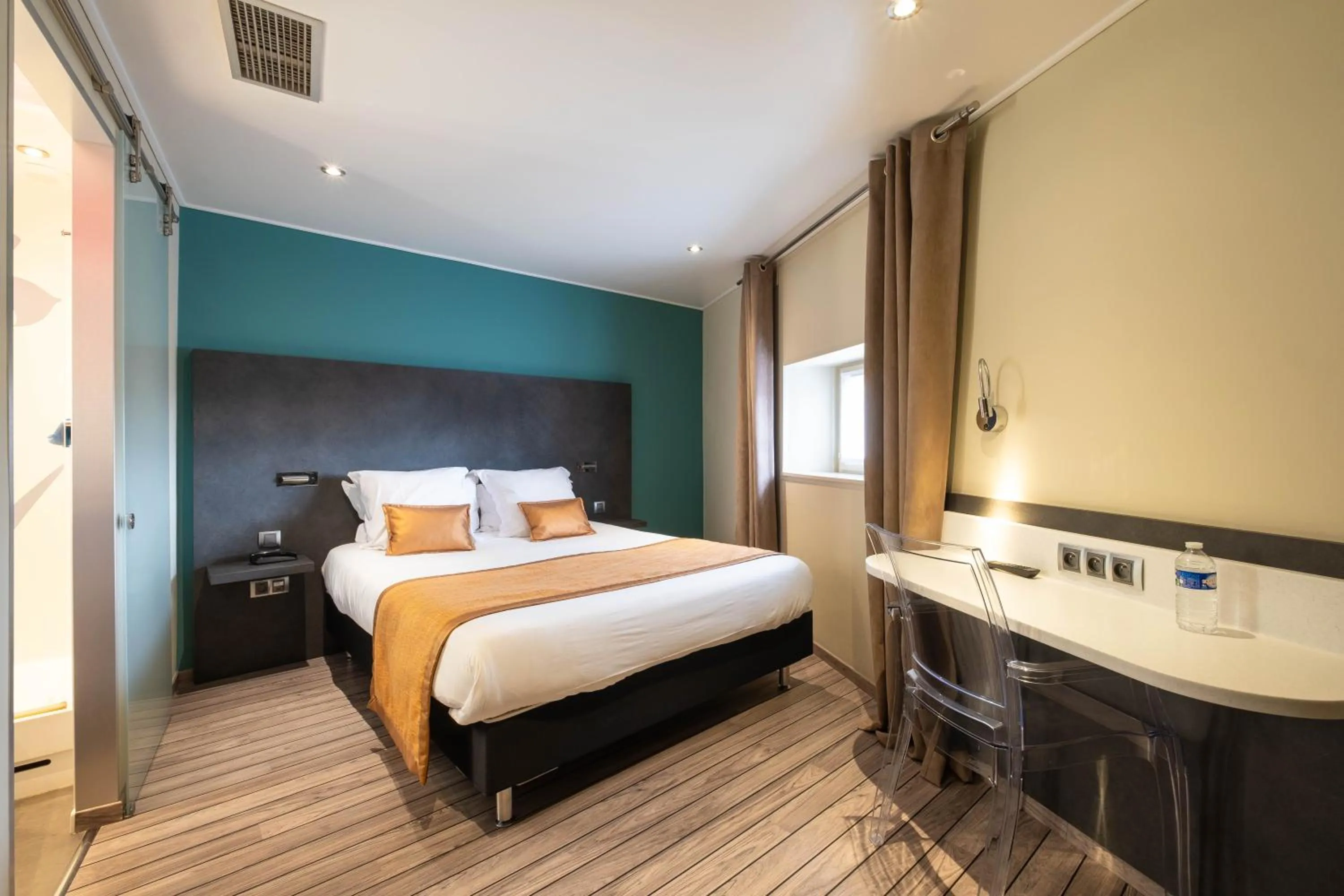 Photo of the whole room, Bed in LOGIS Hôtel de Bourgogne - Mâcon