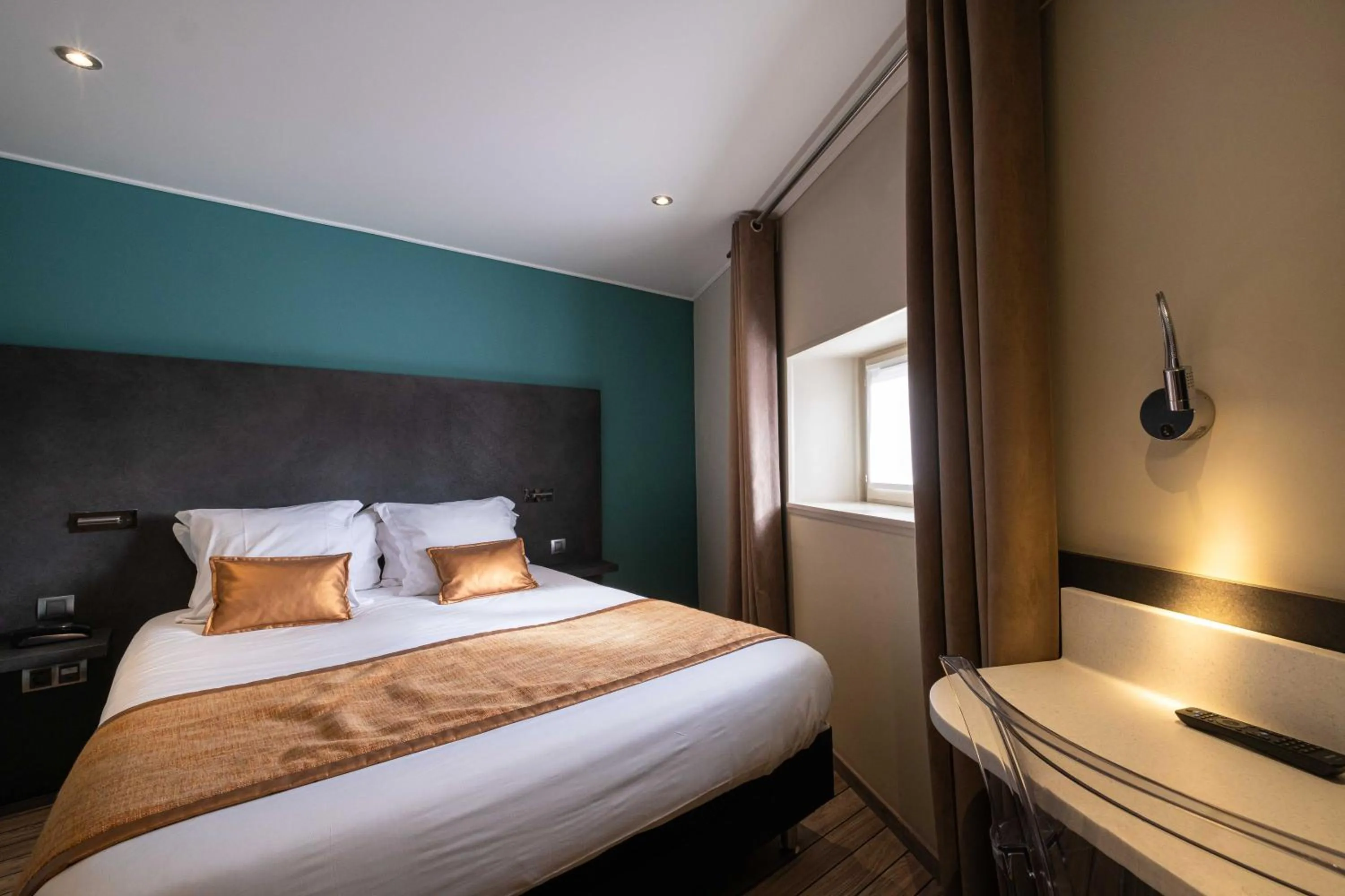 Bedroom, Bed in LOGIS Hôtel de Bourgogne - Mâcon