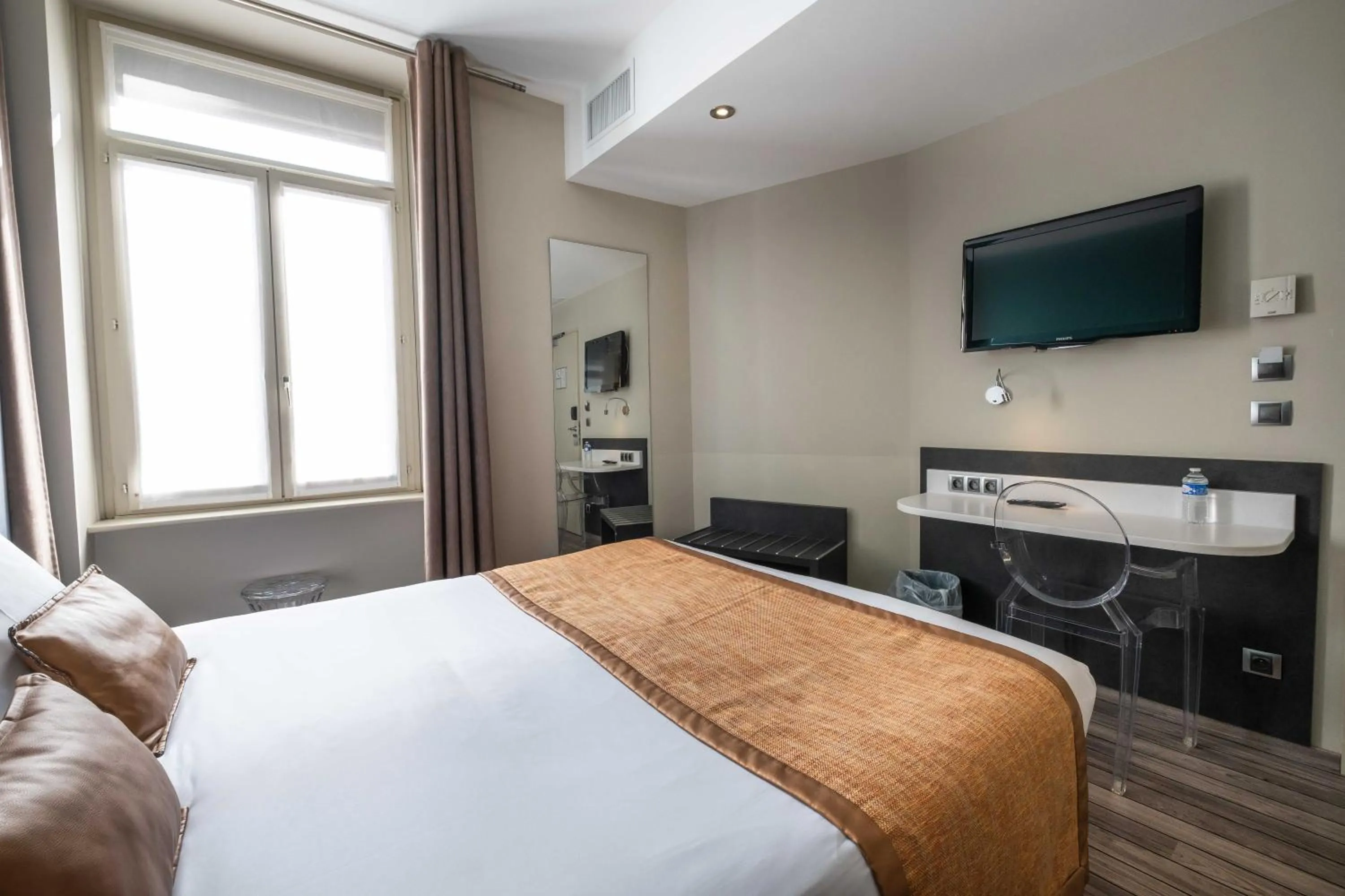 Photo of the whole room, Bed in LOGIS Hôtel de Bourgogne - Mâcon