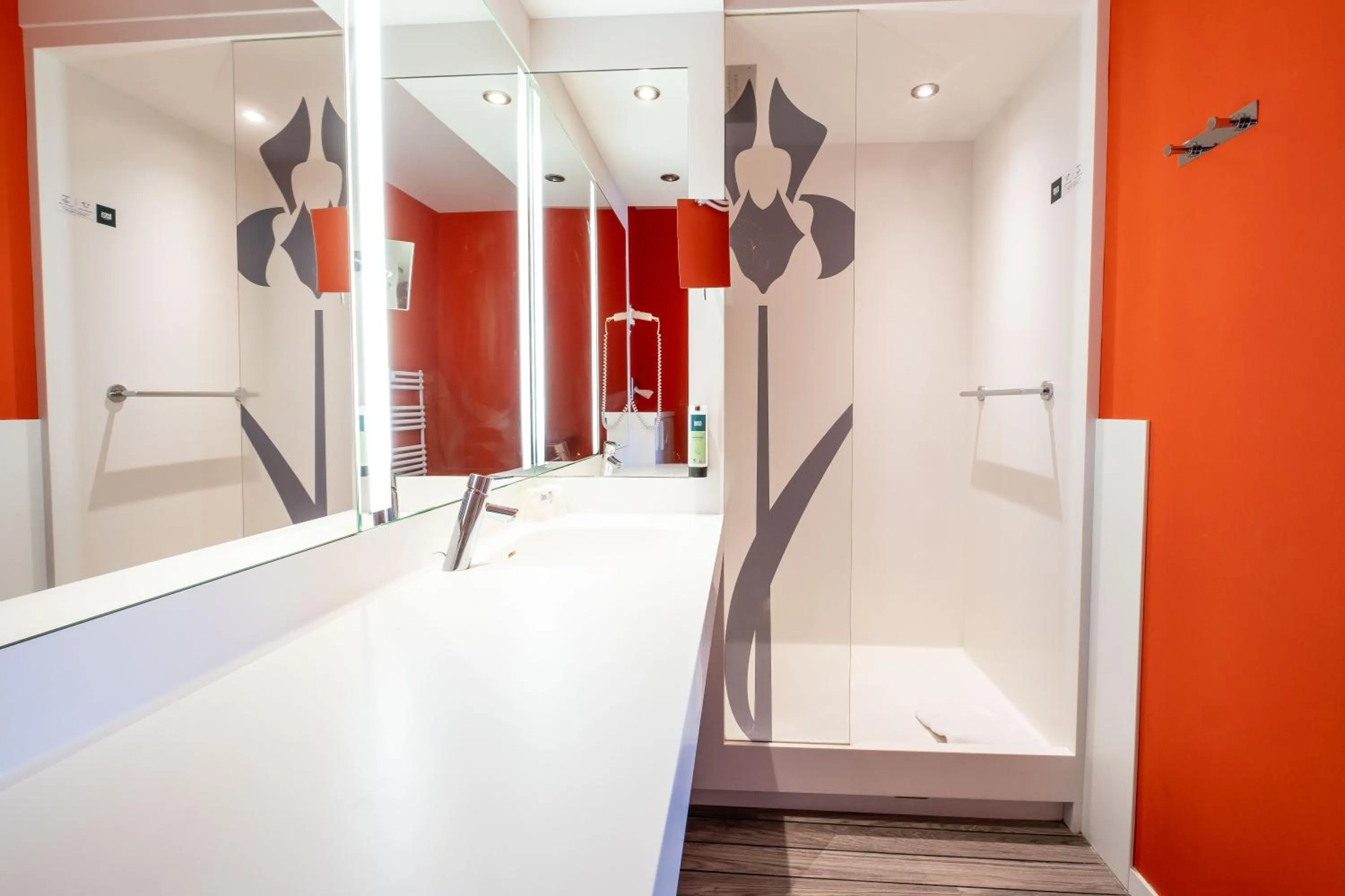 Bathroom in LOGIS Hôtel de Bourgogne - Mâcon