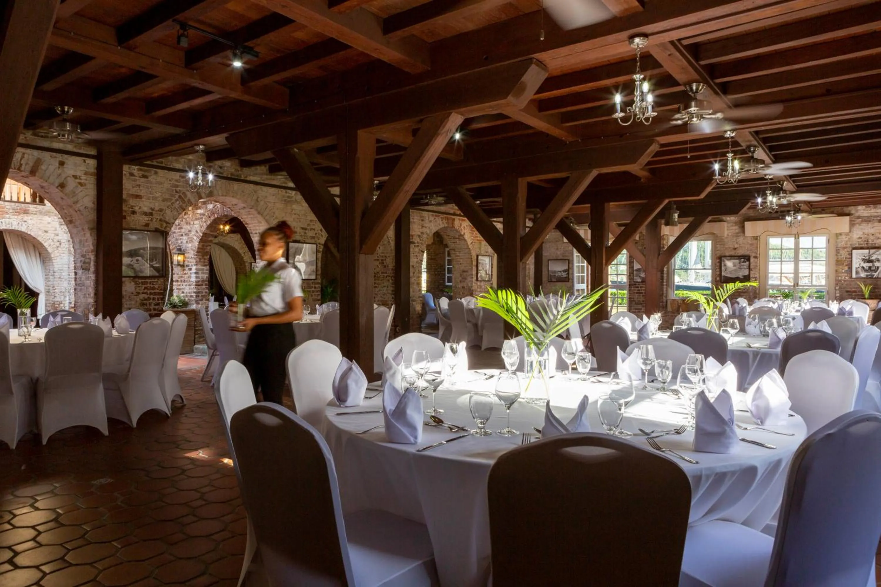 Restaurant/places to eat in Copper and Lumber Store Hotel