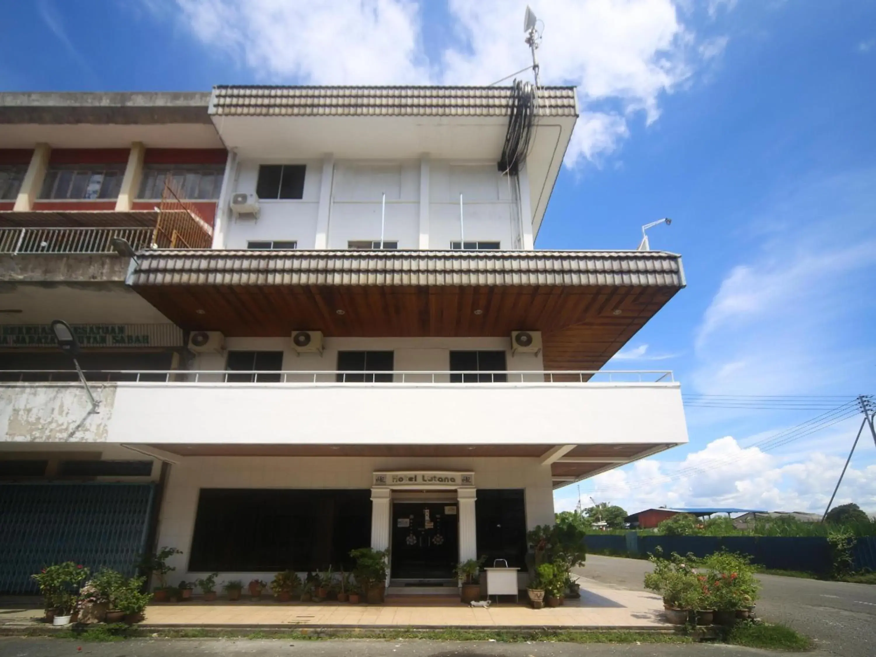 Facade/entrance in Hotel O Lutana Facade/entrance in Hotel O Lutana