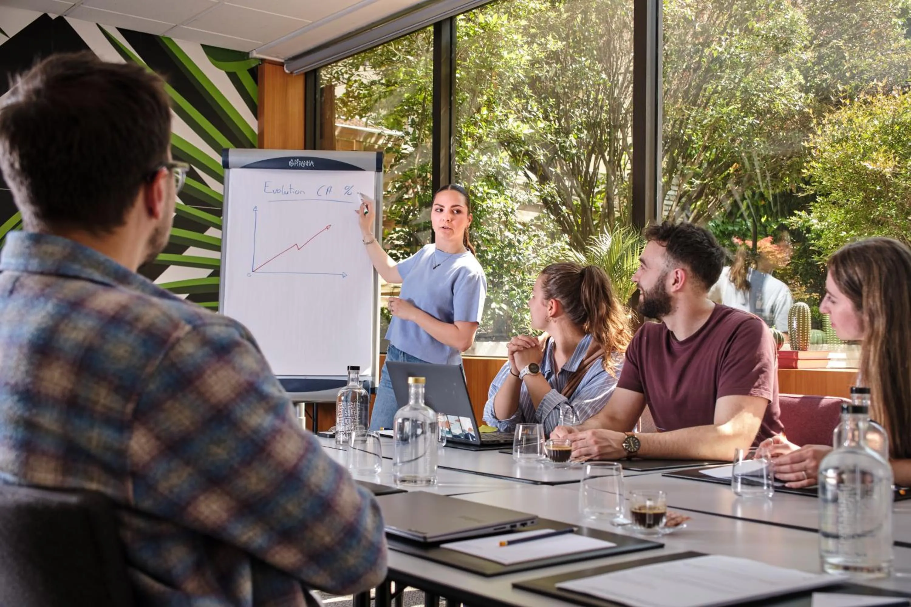 Business facilities in Hôtel Chromatics & Restaurant Hill Club by HappyCulture