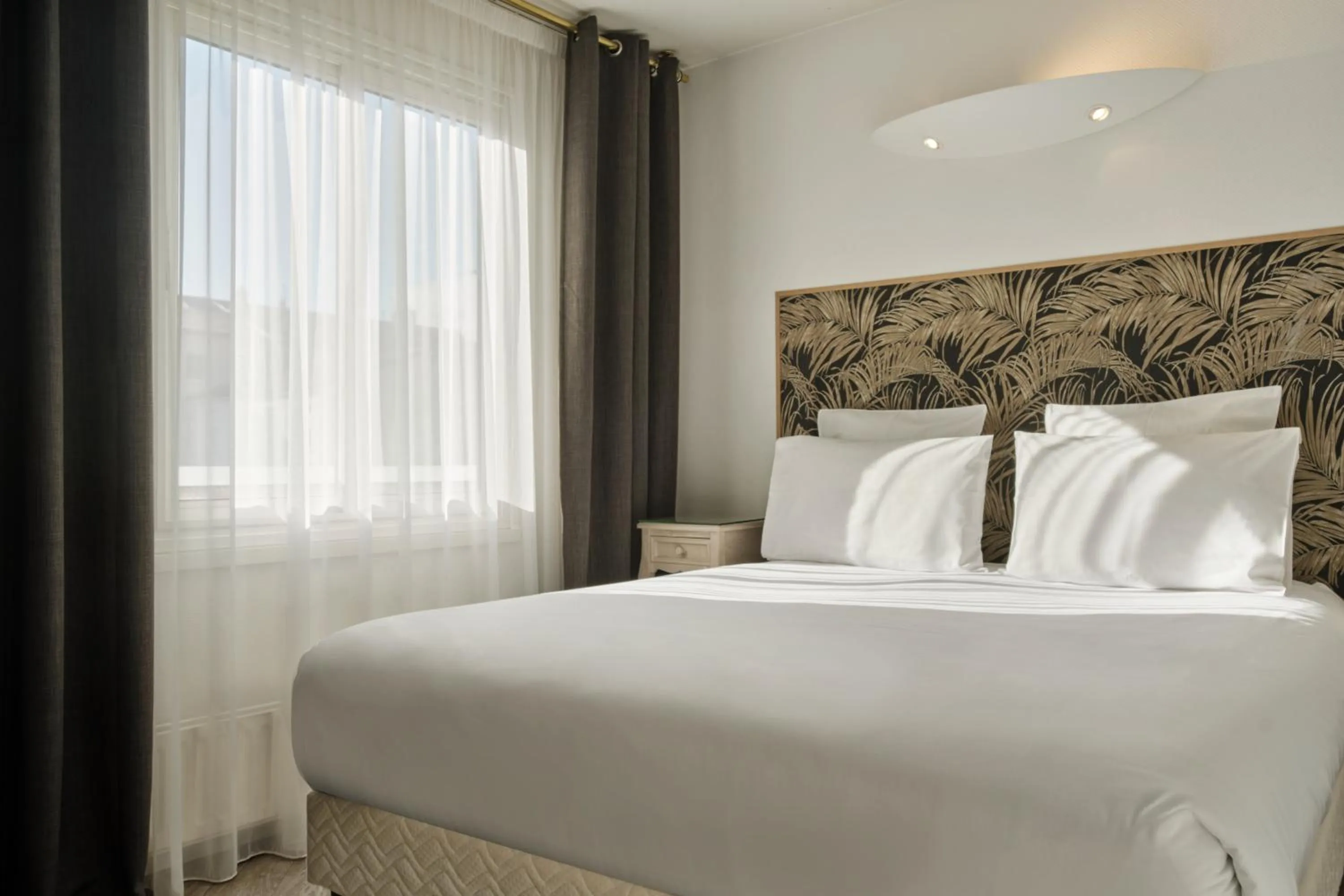 Photo of the whole room, Bed in Hôtel Chromatics & Restaurant Hill Club by HappyCulture