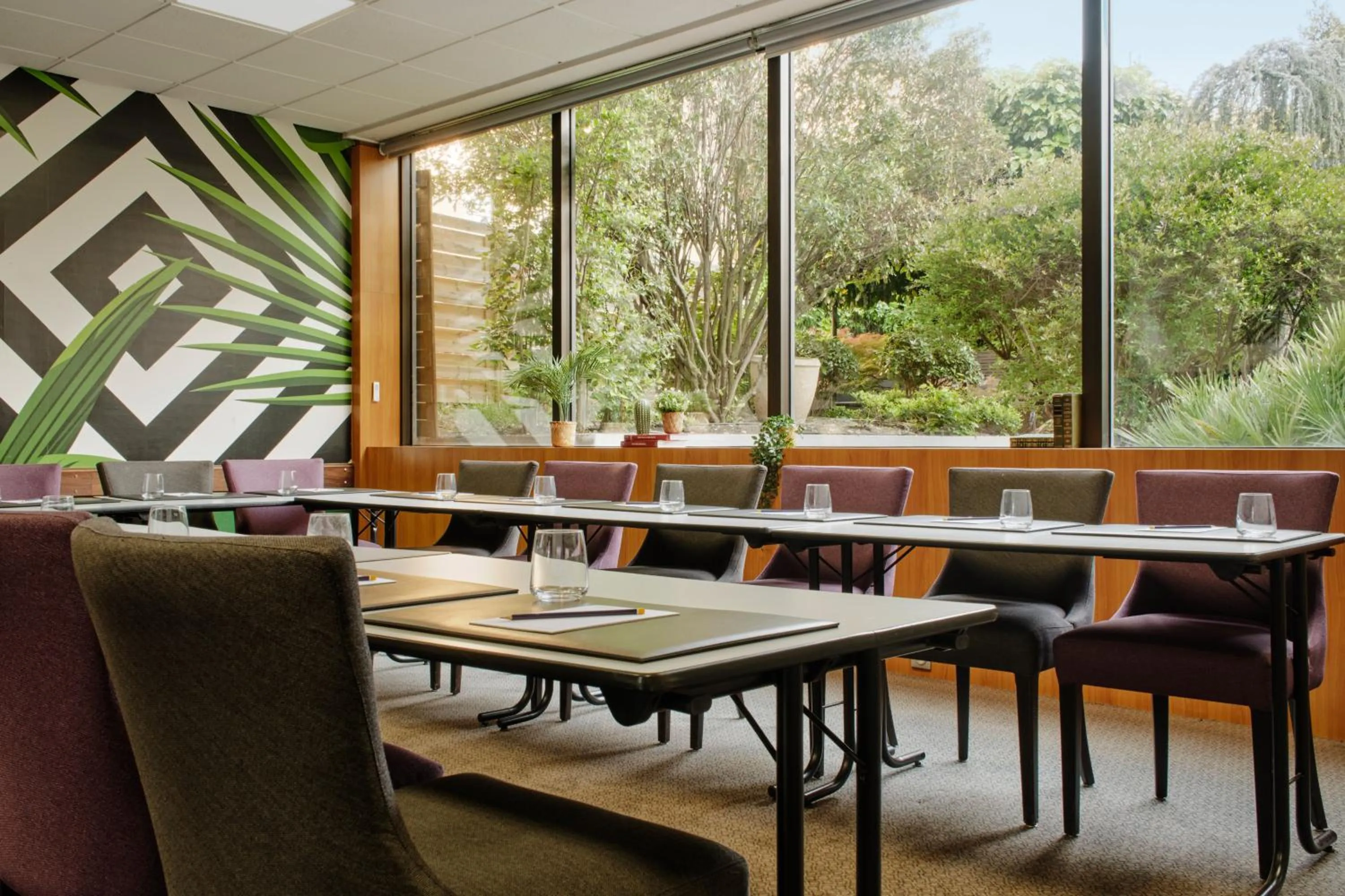 Business facilities in Hôtel Chromatics & Restaurant Hill Club by HappyCulture