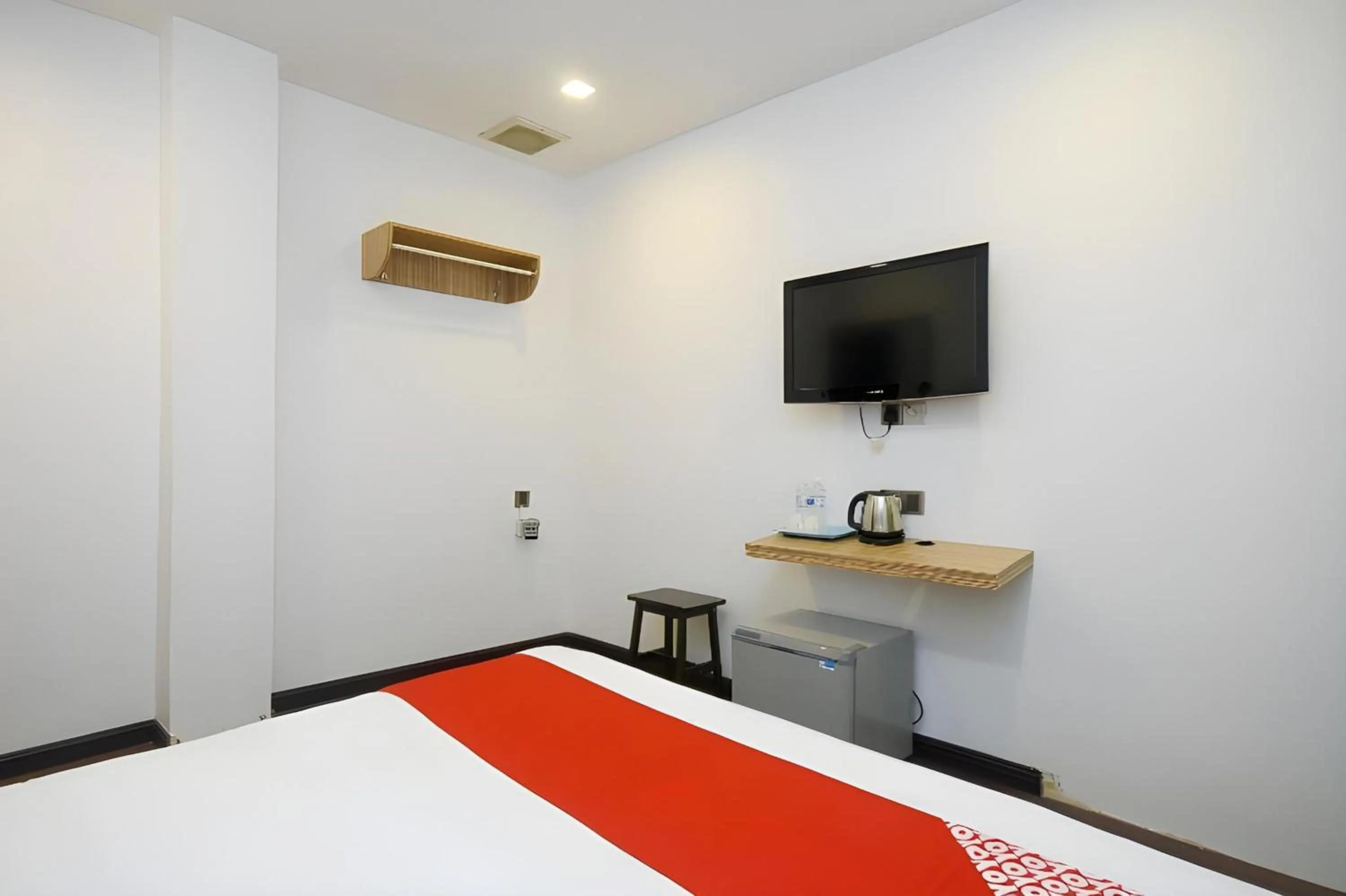 Photo of the whole room in Hotel O agon Inn