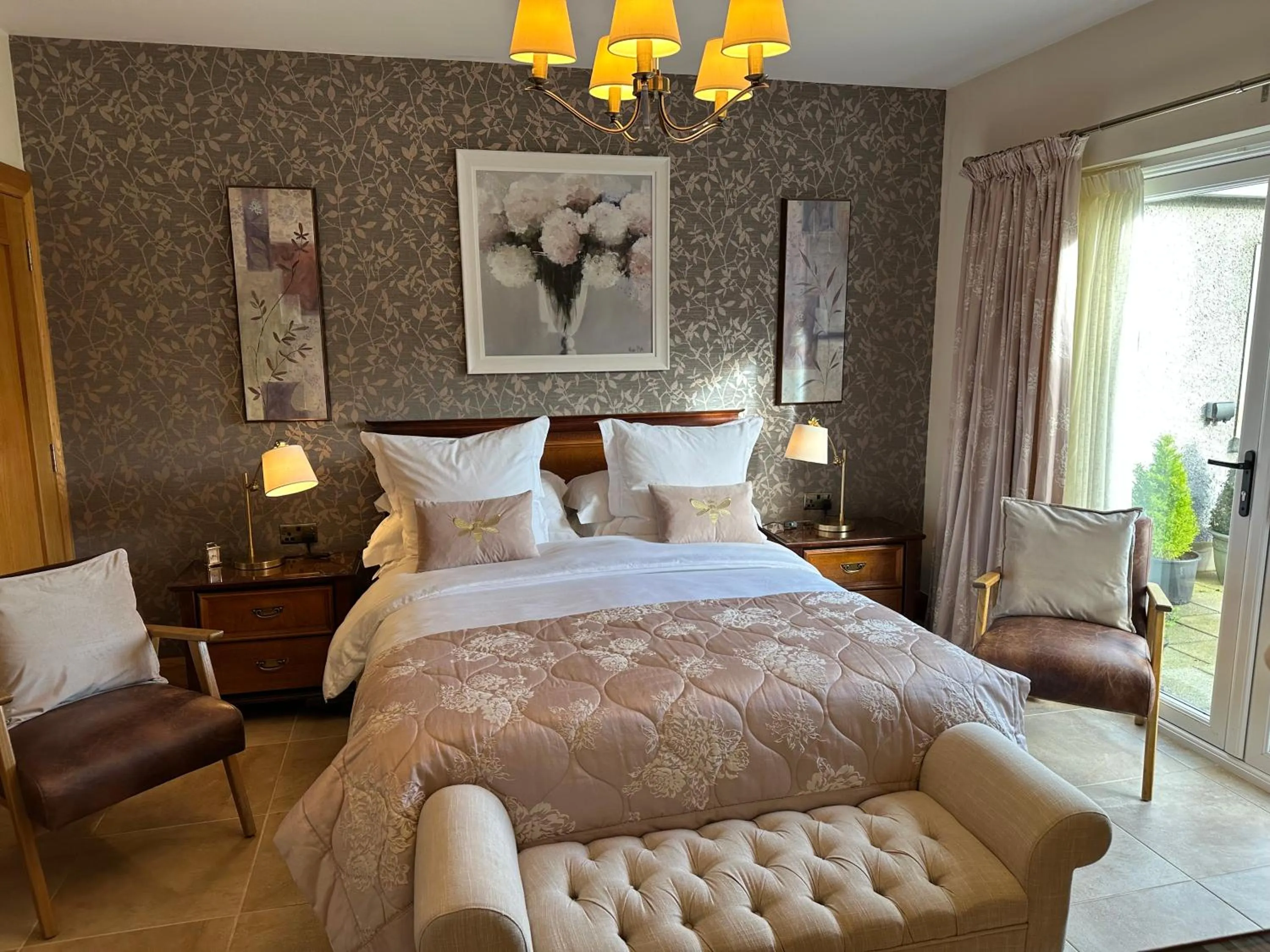 Bedroom, Bed in Crowfield Country House