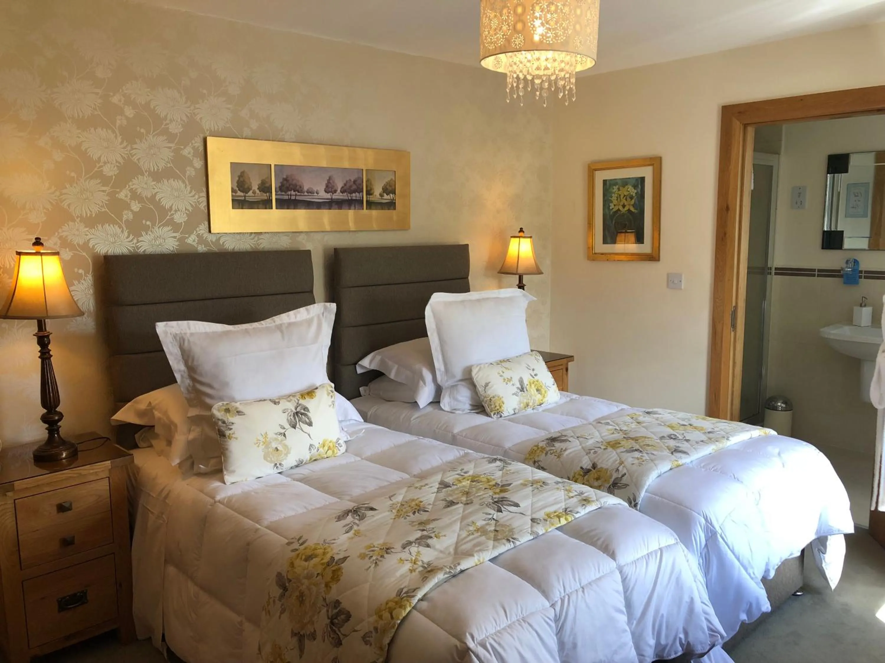 Bedroom, Bed in Crowfield Country House