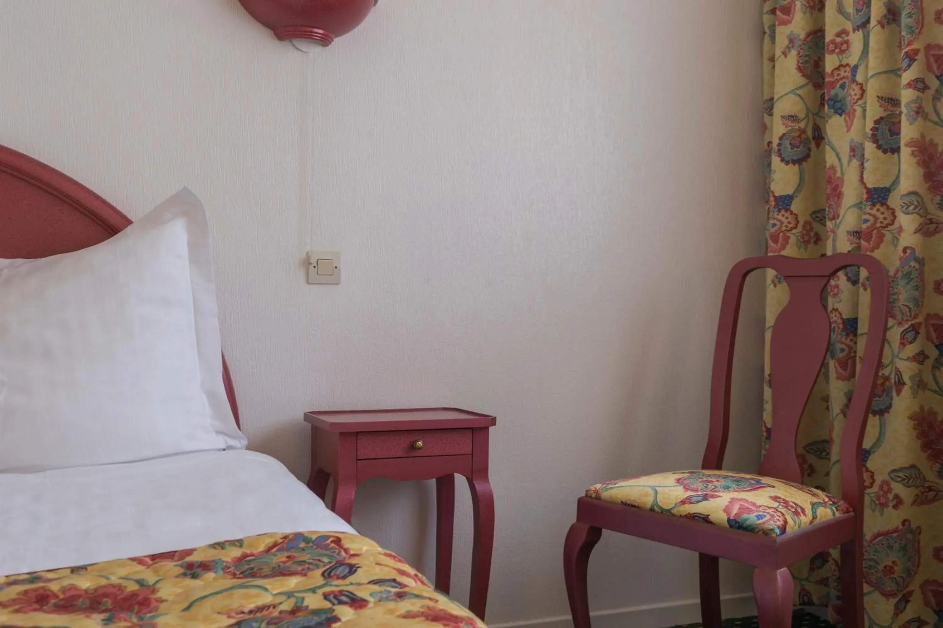 Classic Single or Double Room in LOGIS - Belle Hôtel, Lille-Ouest Classic Single or Double Room in LOGIS - Belle Hôtel, Lille-Ouest