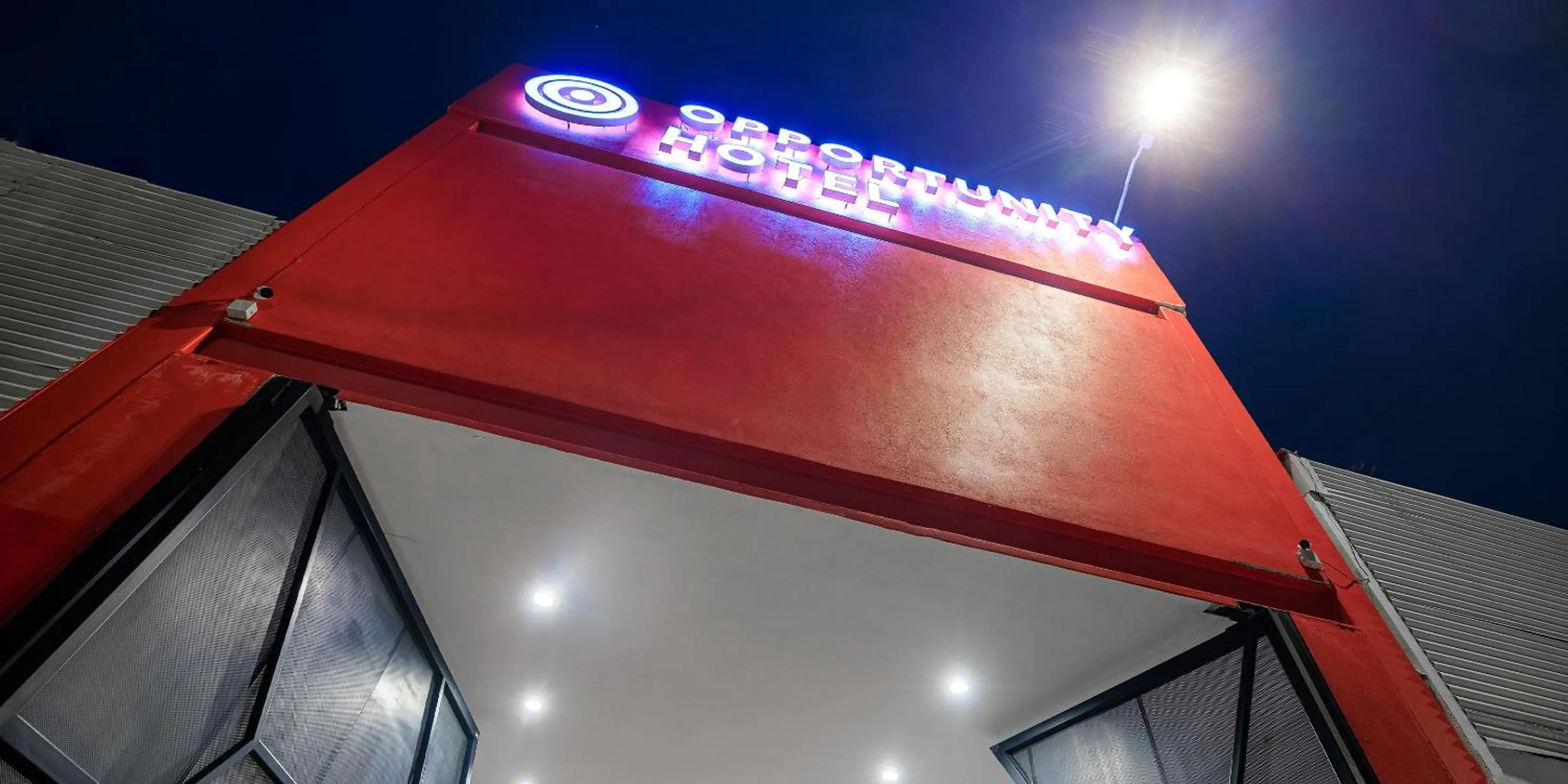 Night in Opportunity León