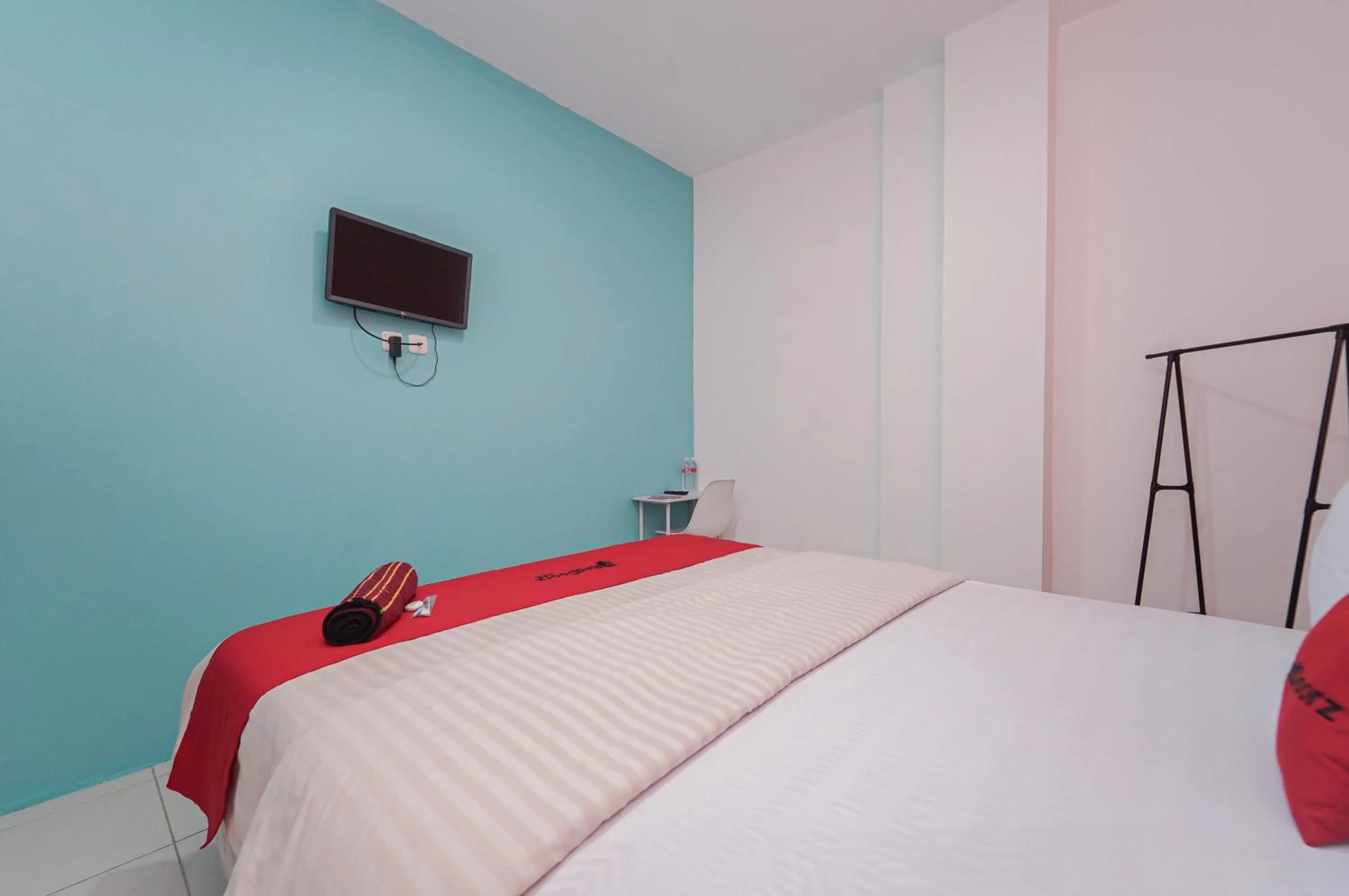 Bedroom, Bed in RedDoorz near Universitas YARSI