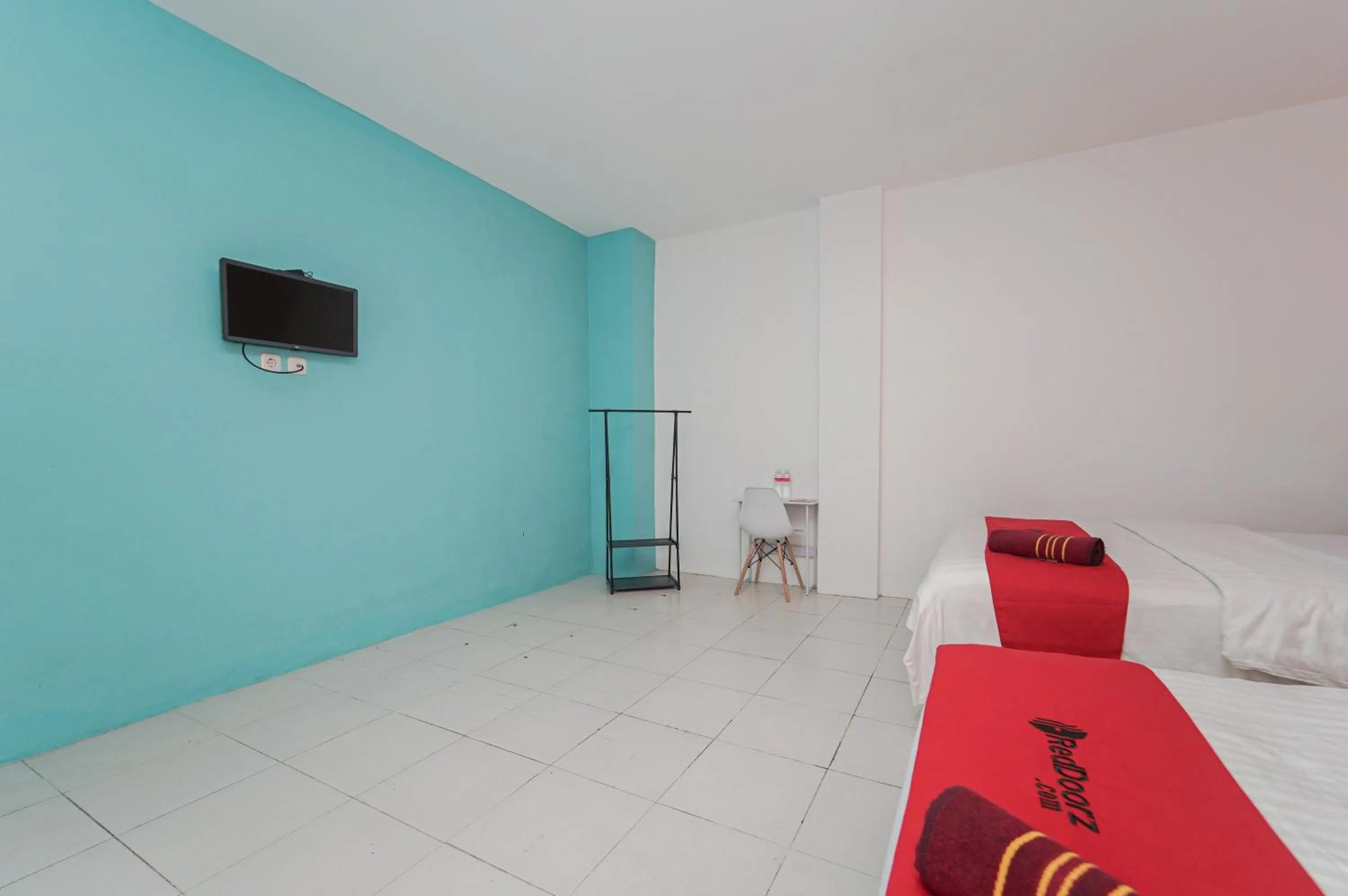 Bedroom, Bed in RedDoorz near Universitas YARSI