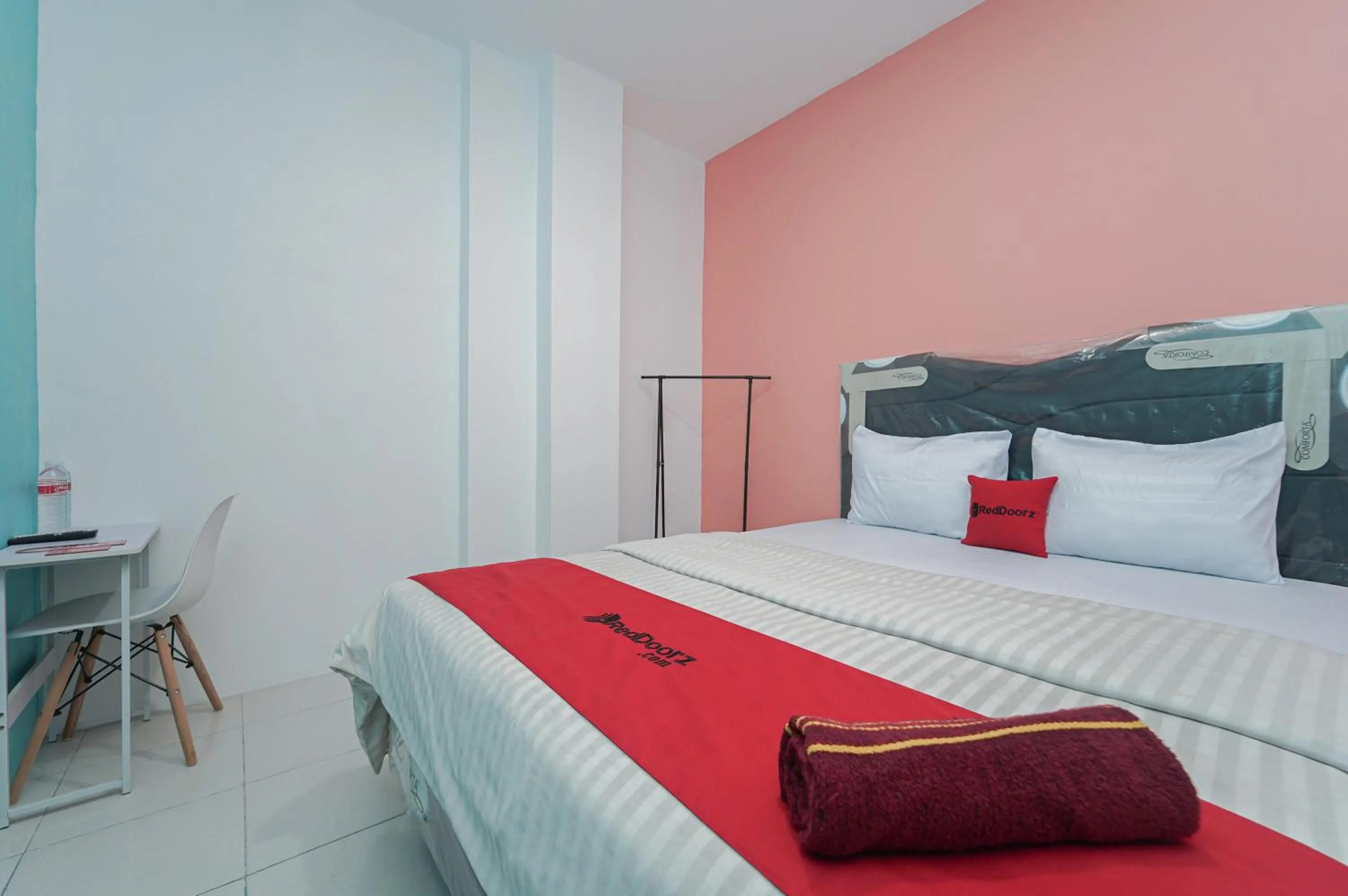 Bedroom, Bed in RedDoorz near Universitas YARSI