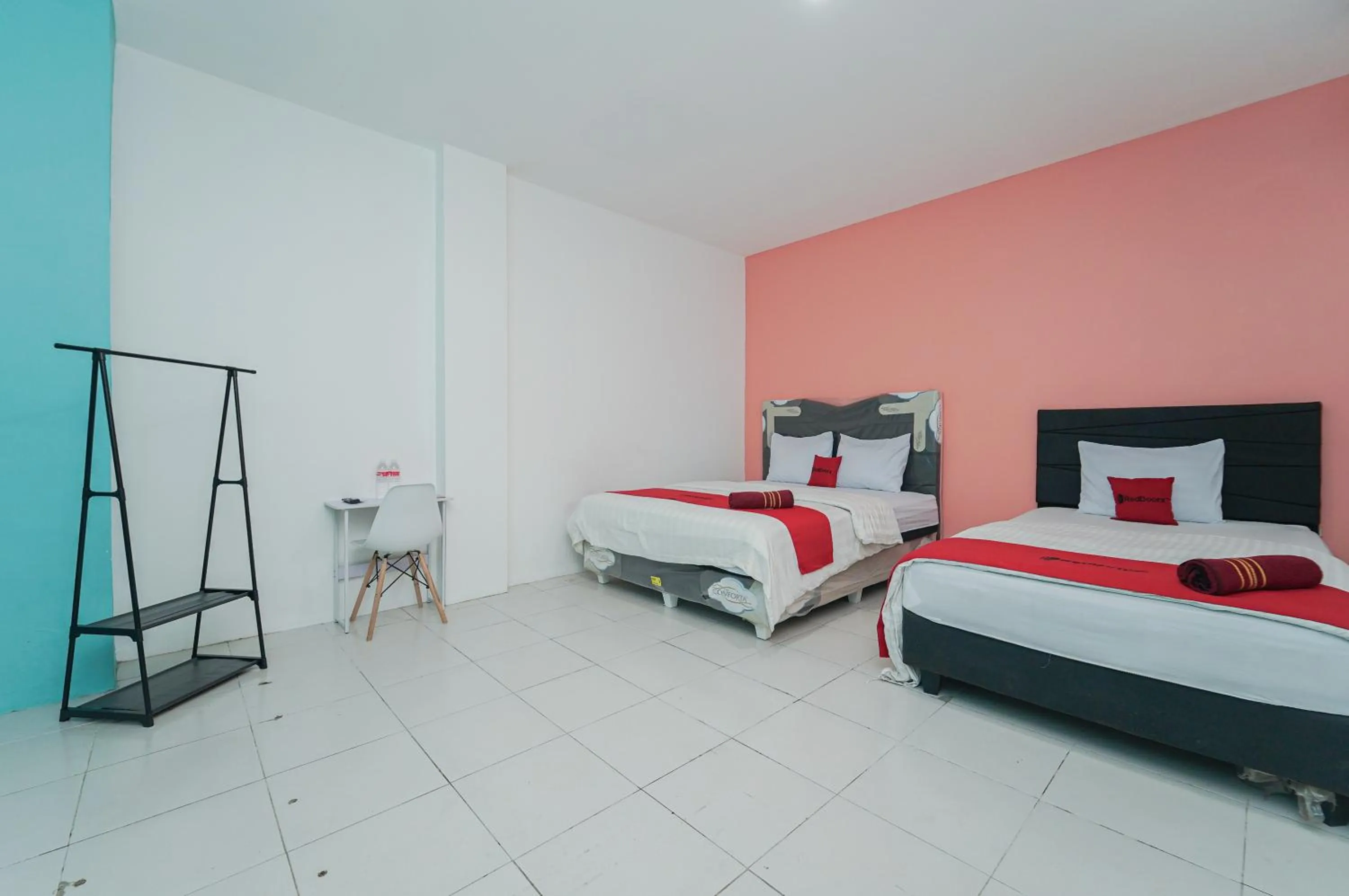 Bedroom, Bed in RedDoorz near Universitas YARSI