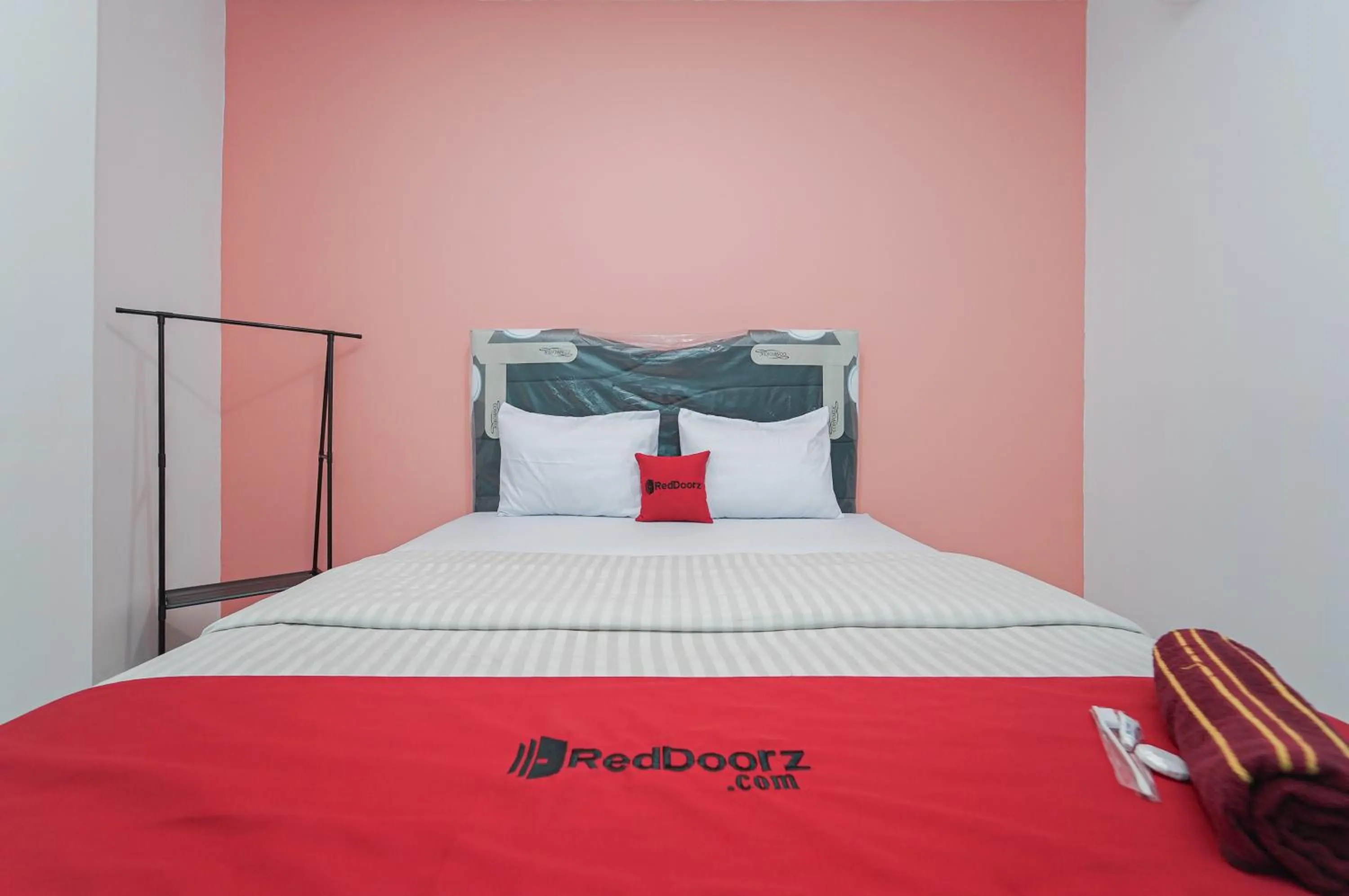 Bedroom, Bed in RedDoorz near Universitas YARSI