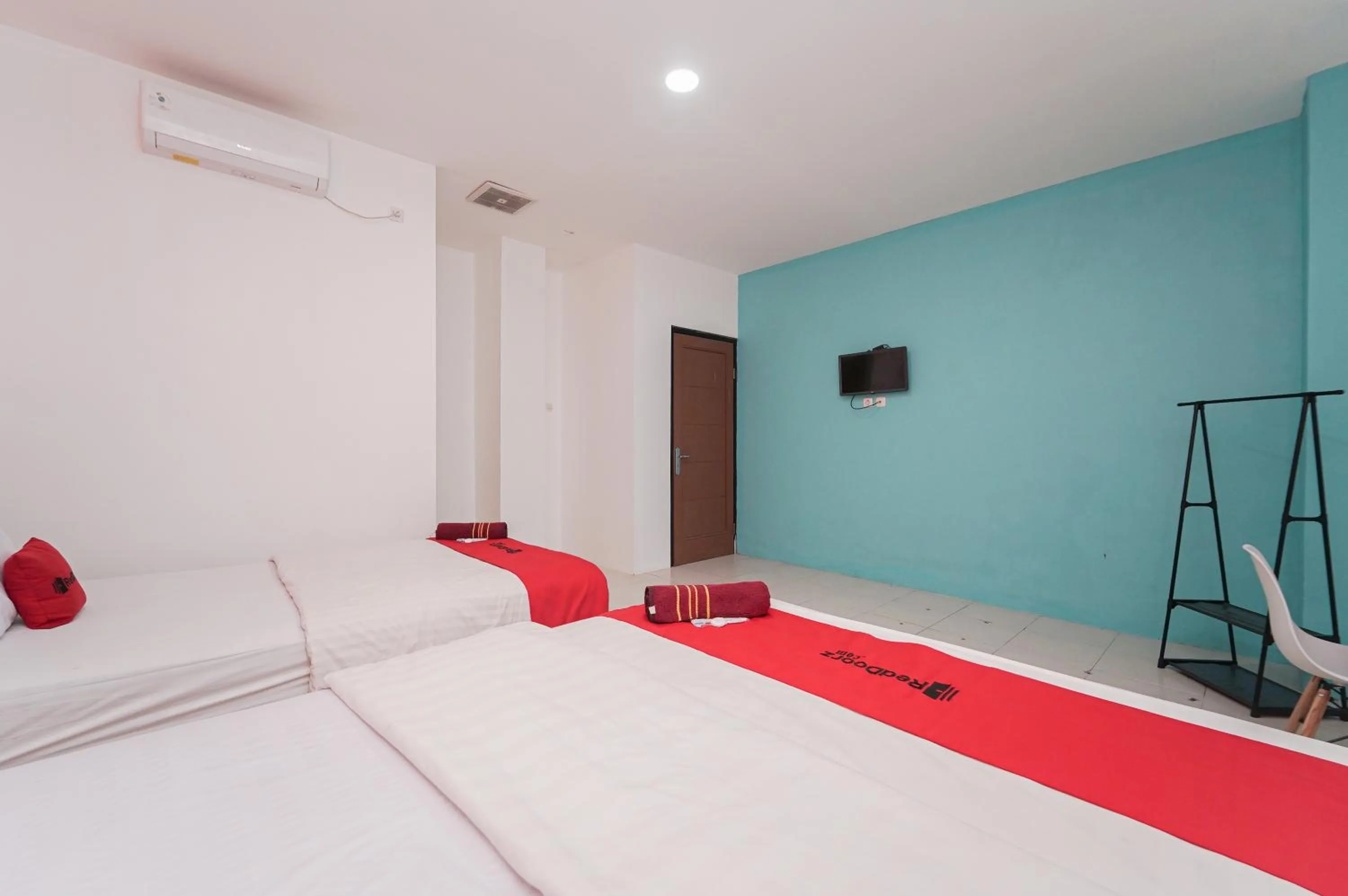 Bedroom, Bed in RedDoorz near Universitas YARSI