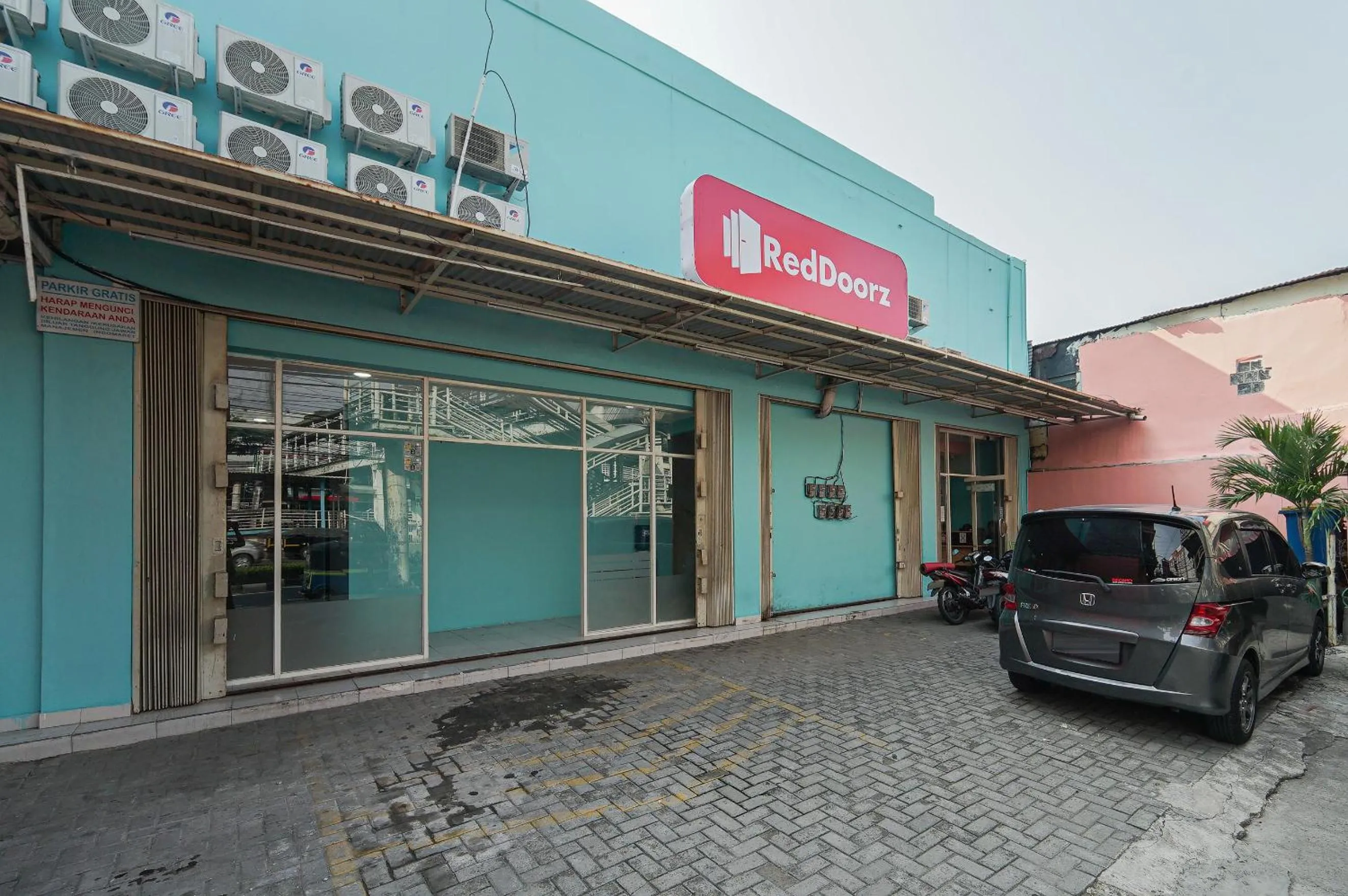 Property building in RedDoorz near Universitas YARSI