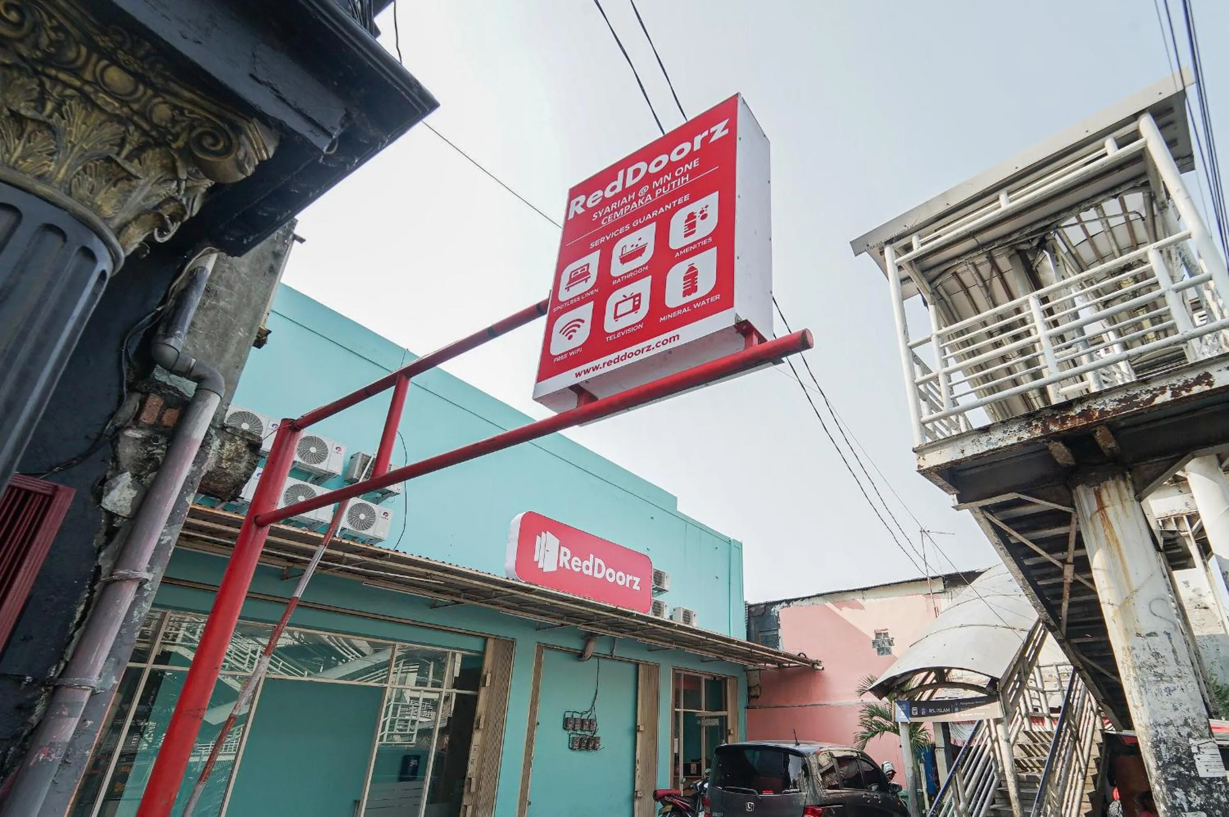 Property logo or sign in RedDoorz near Universitas YARSI