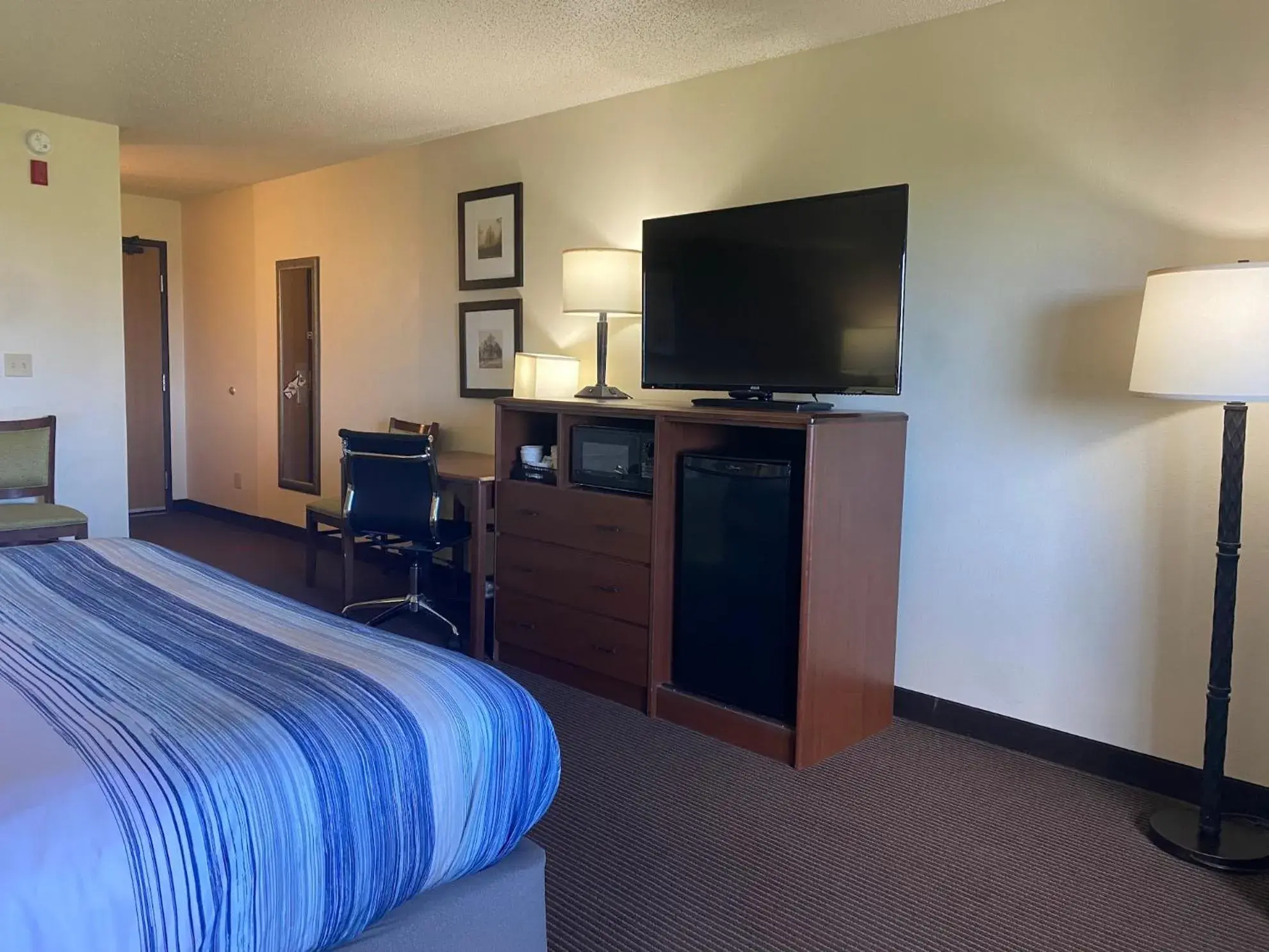 Bed in AmericInn by Wyndham Two Harbors Near Lake Superior Bed in AmericInn by Wyndham Two Harbors Near Lake Superior