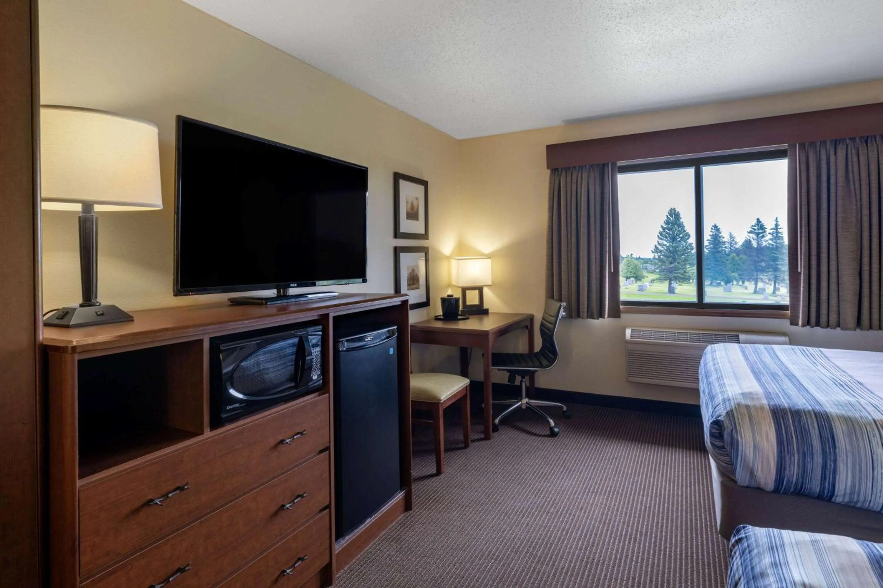 Photo of the whole room, Bed in AmericInn by Wyndham Two Harbors Near Lake Superior